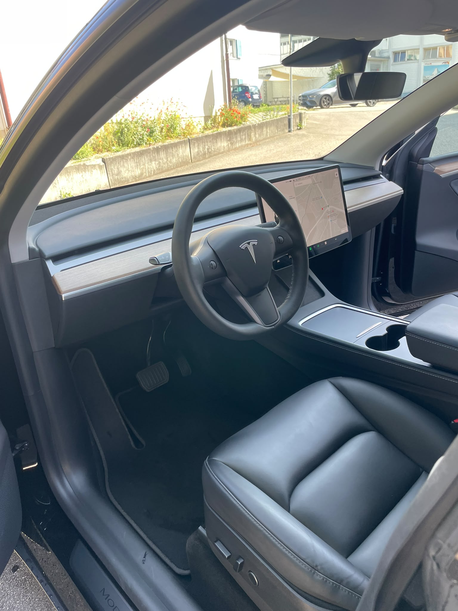 TESLA Y Long Range 533 km (WLTP) 514PS All Black Werksgarantie 53% Rabatt-image-12