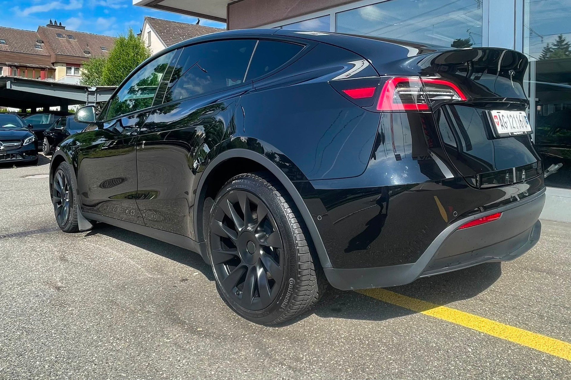 TESLA Y Long Range 533 km (WLTP) 514PS All Black Werksgarantie 53% Rabatt-image-2