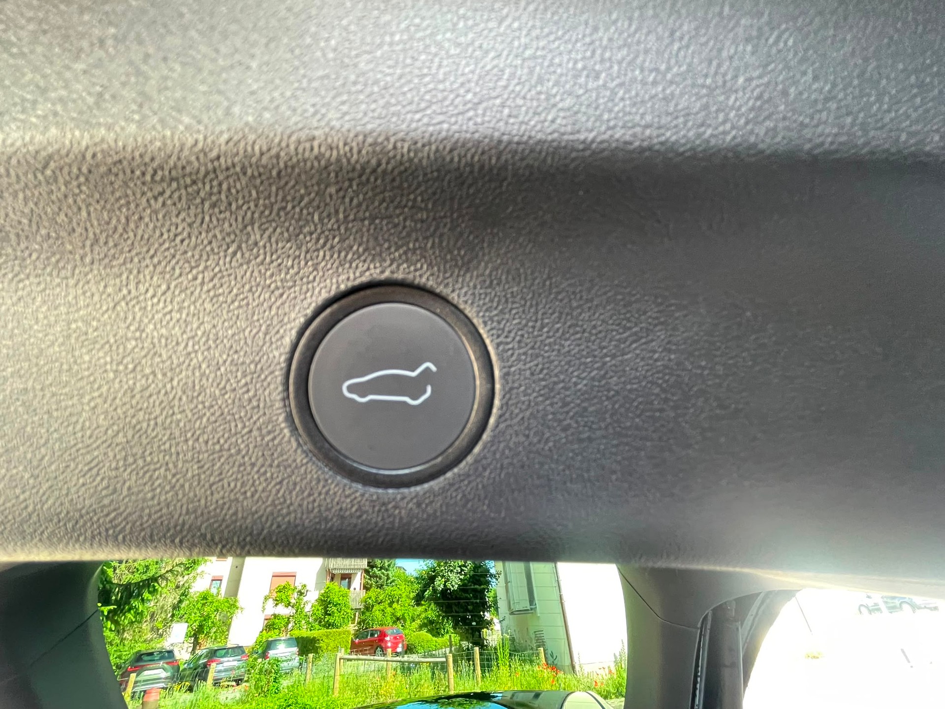 TESLA Y Long Range 533 km (WLTP) 514PS All Black Werksgarantie 53% Rabatt-image-6