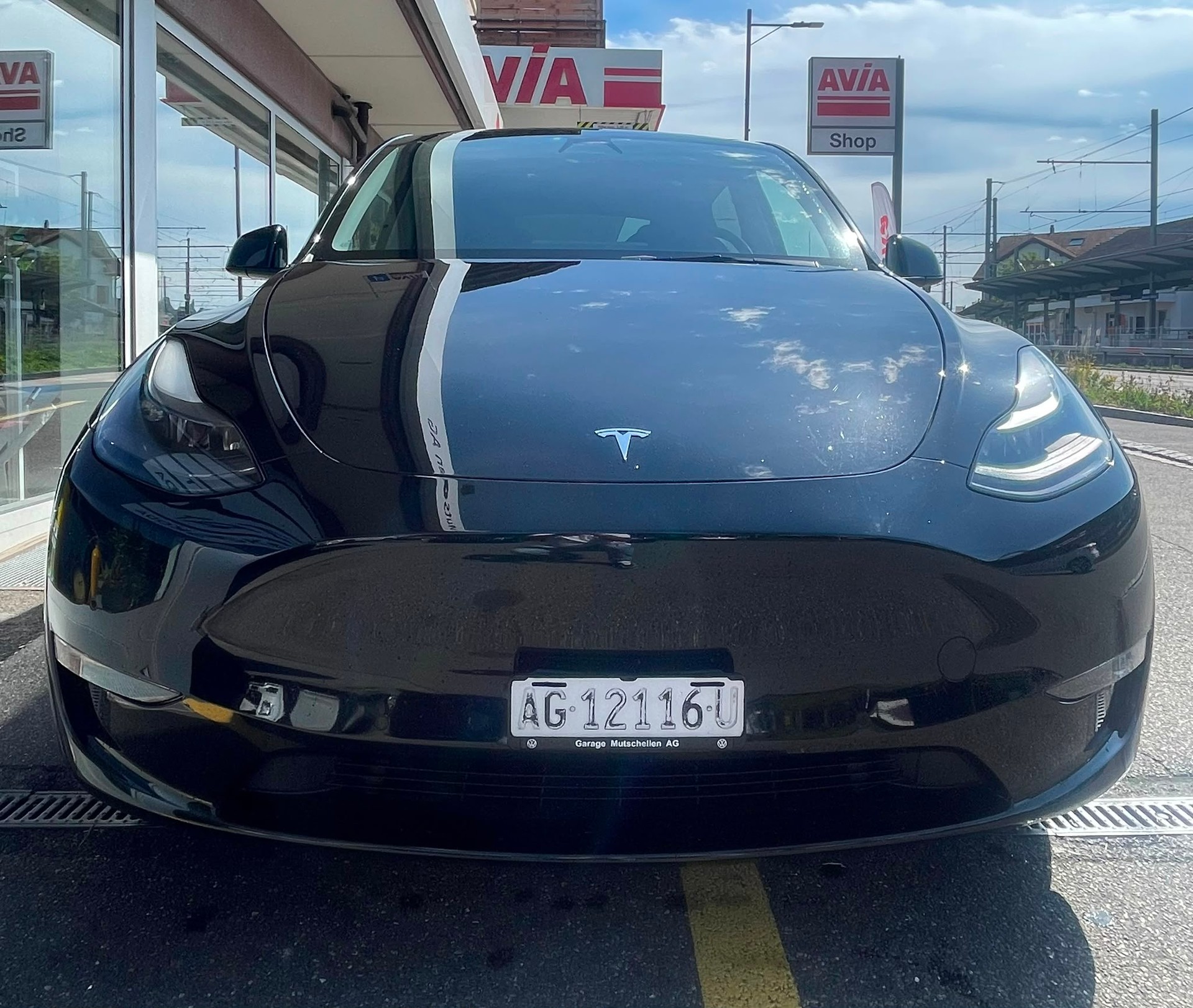 TESLA Y Long Range 533 km (WLTP) 514PS All Black Werksgarantie 53% Rabatt-image-1