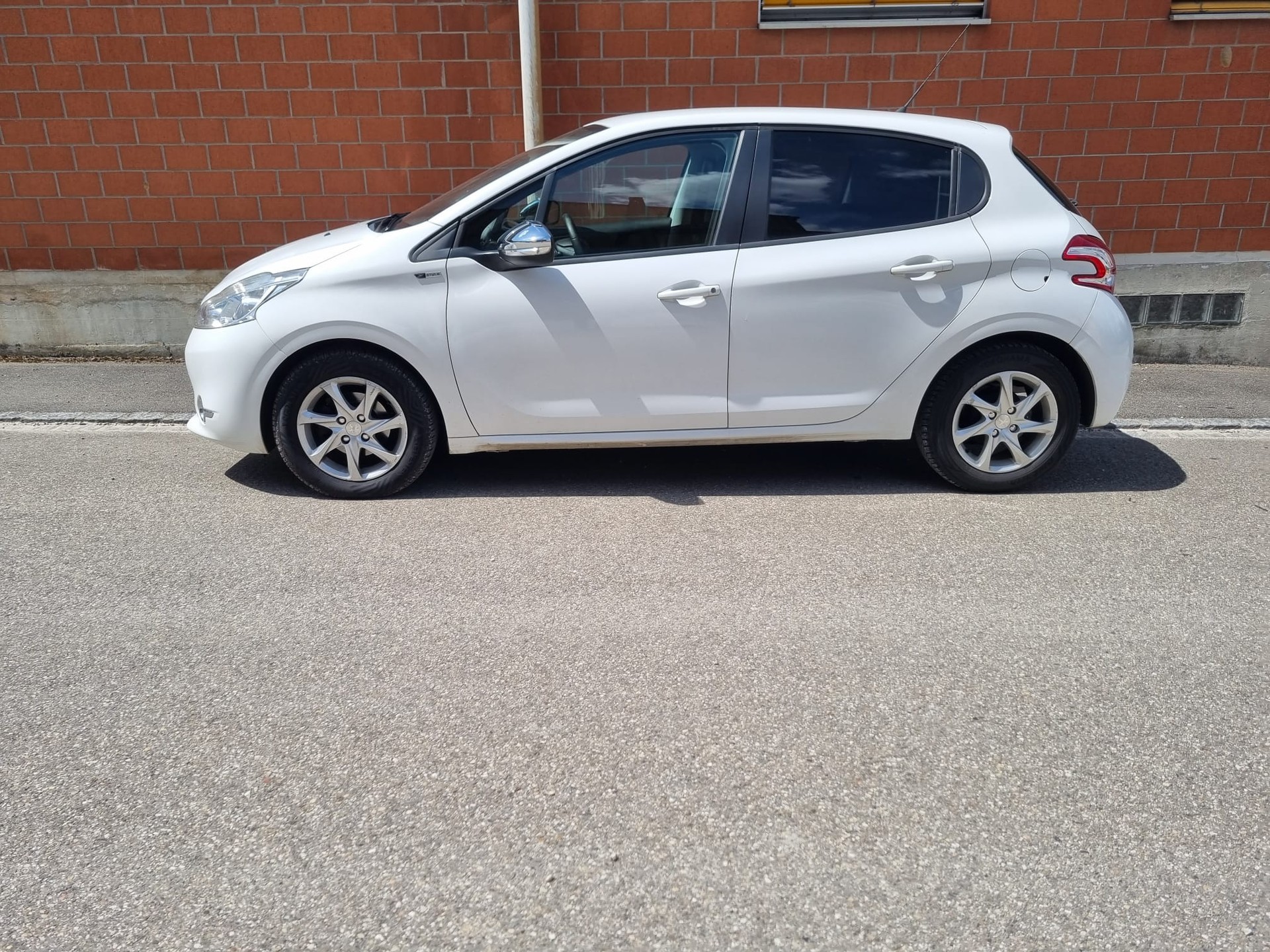 PEUGEOT 208 1.2 VTI Active-image-1