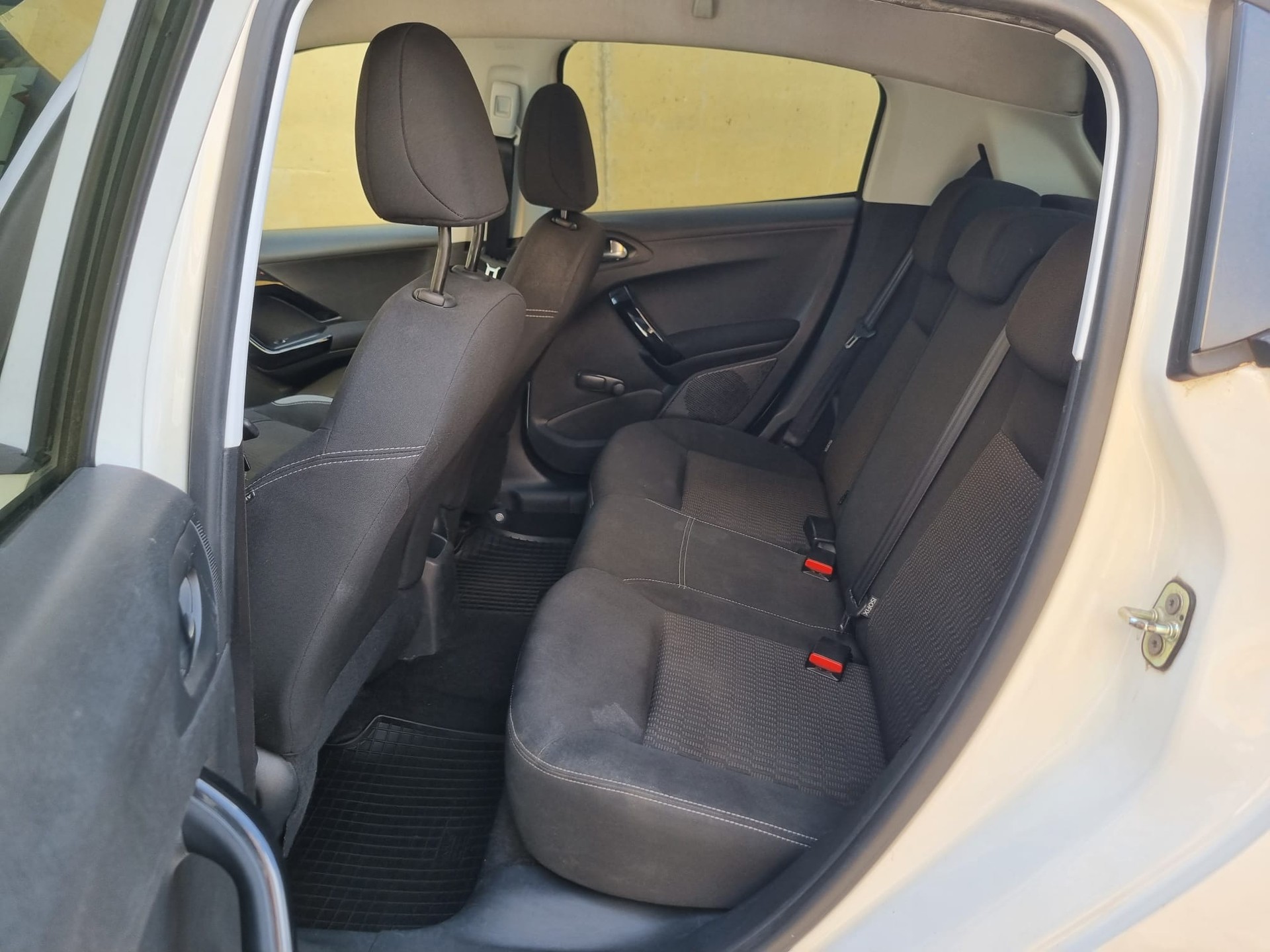 PEUGEOT 208 1.2 VTI Active-image-12