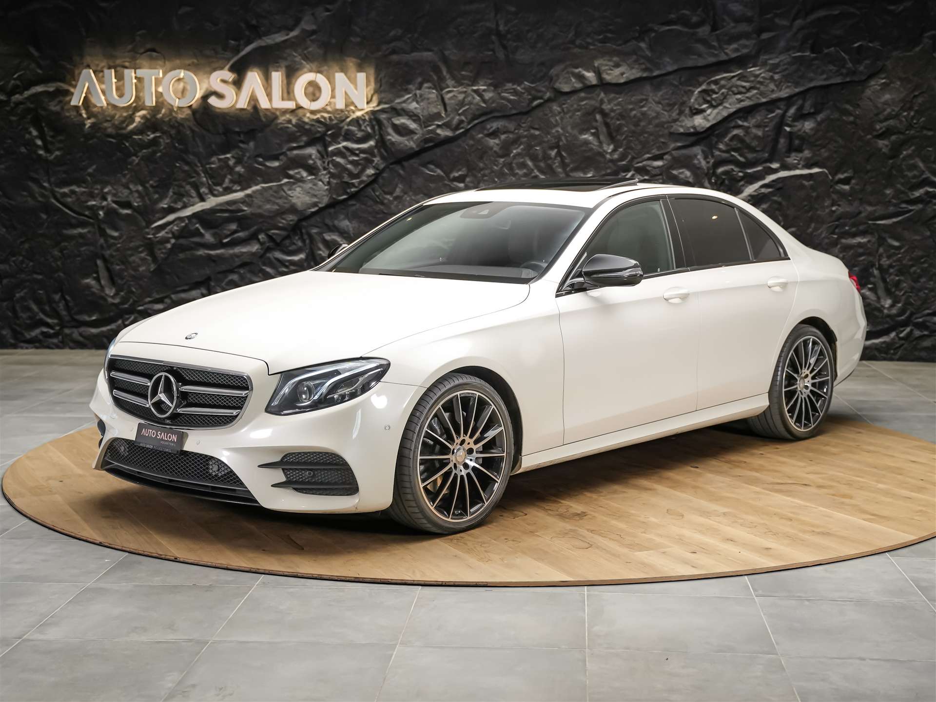 MERCEDES-BENZ E 220 d AMG Line 9G-Tronic *Panorama*Sitzheizung*Rückfahrkamera*-showroom-element-1