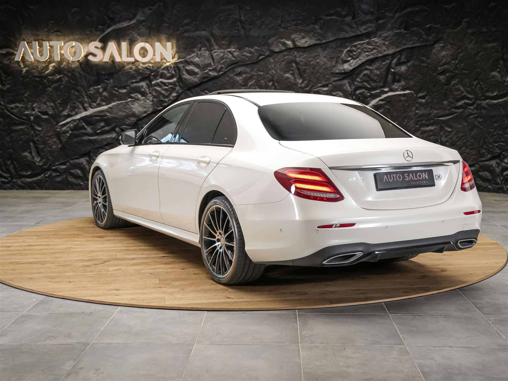 MERCEDES-BENZ E 220 d AMG Line 9G-Tronic *Panorama*Sitzheizung*Rückfahrkamera*-showroom-element-3