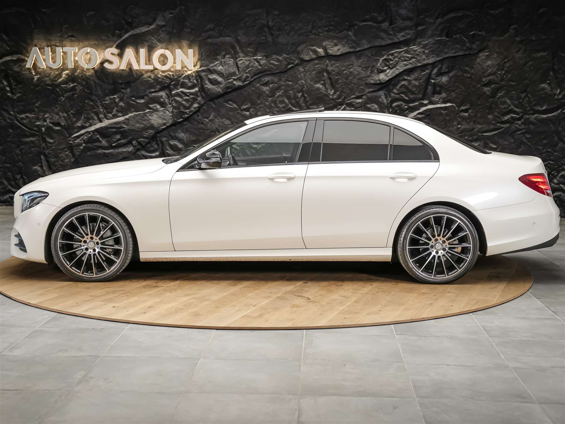 MERCEDES-BENZ E 220 d AMG Line 9G-Tronic *Panorama*Sitzheizung*Rückfahrkamera*-showroom-element-2
