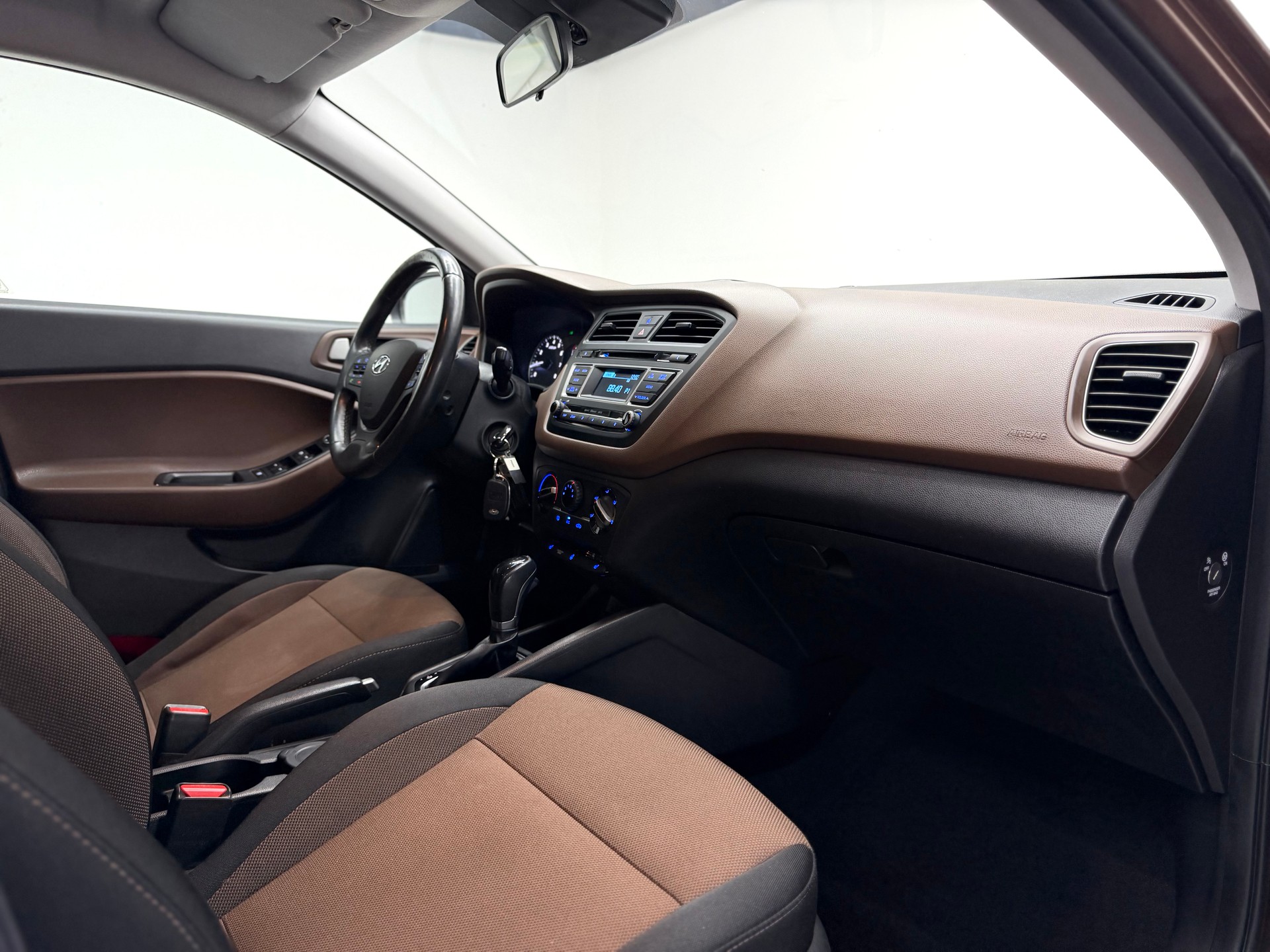 HYUNDAI i20 1.4 Amplia Automatic-image-11
