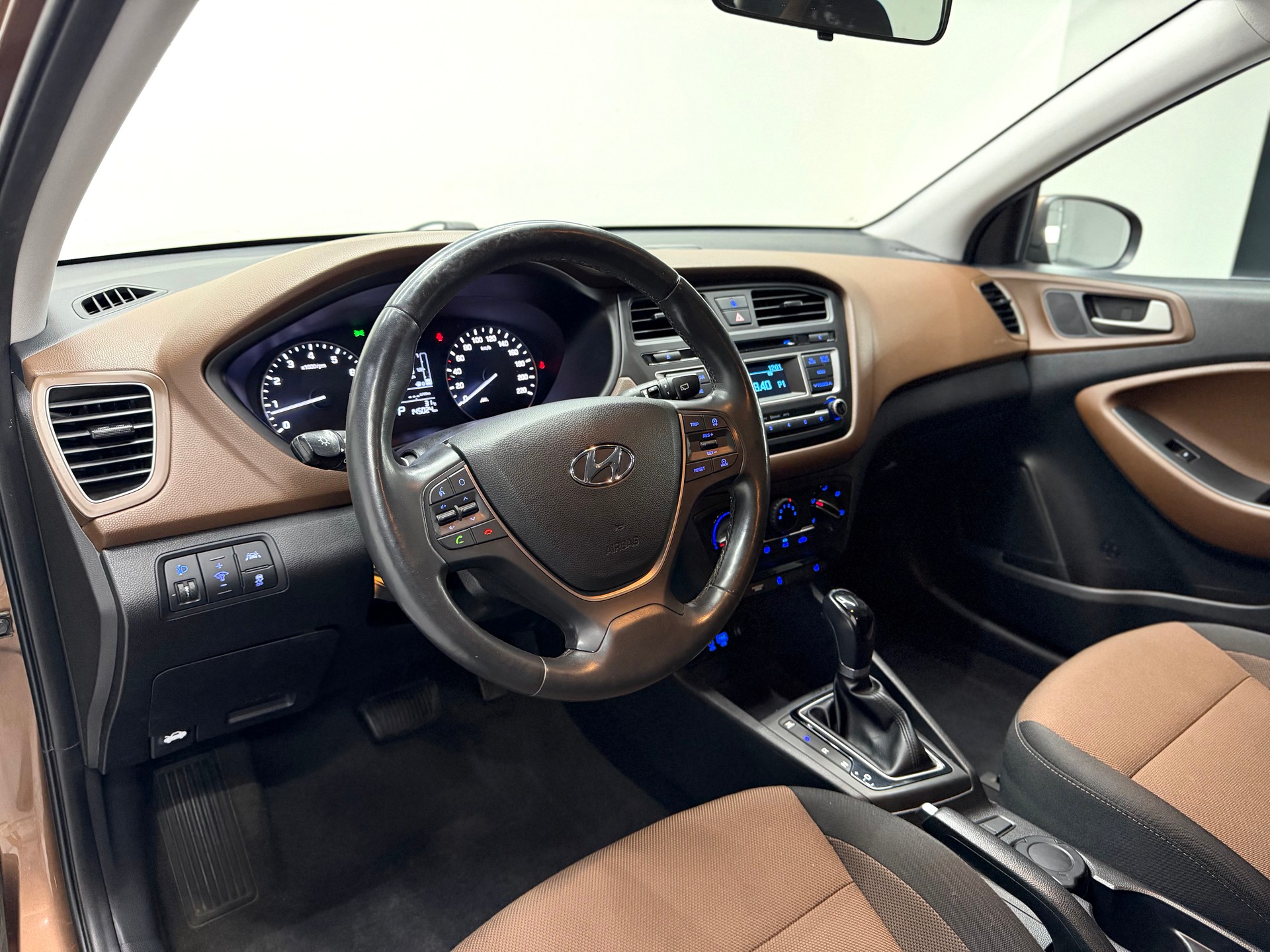 HYUNDAI i20 1.4 Amplia Automatic-image-9
