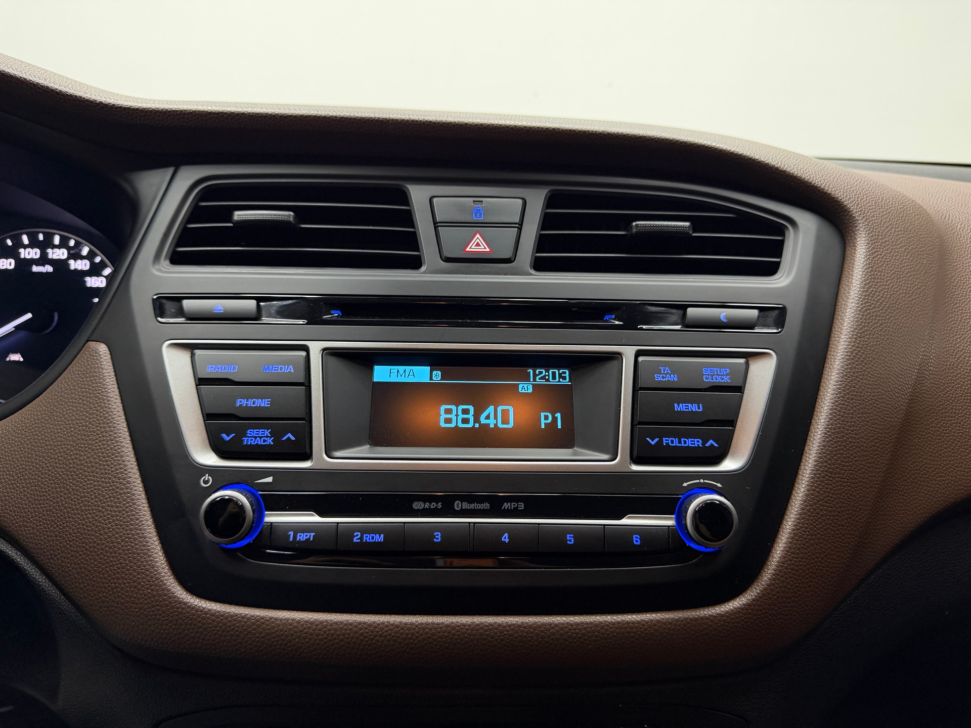 HYUNDAI i20 1.4 Amplia Automatic-image-15