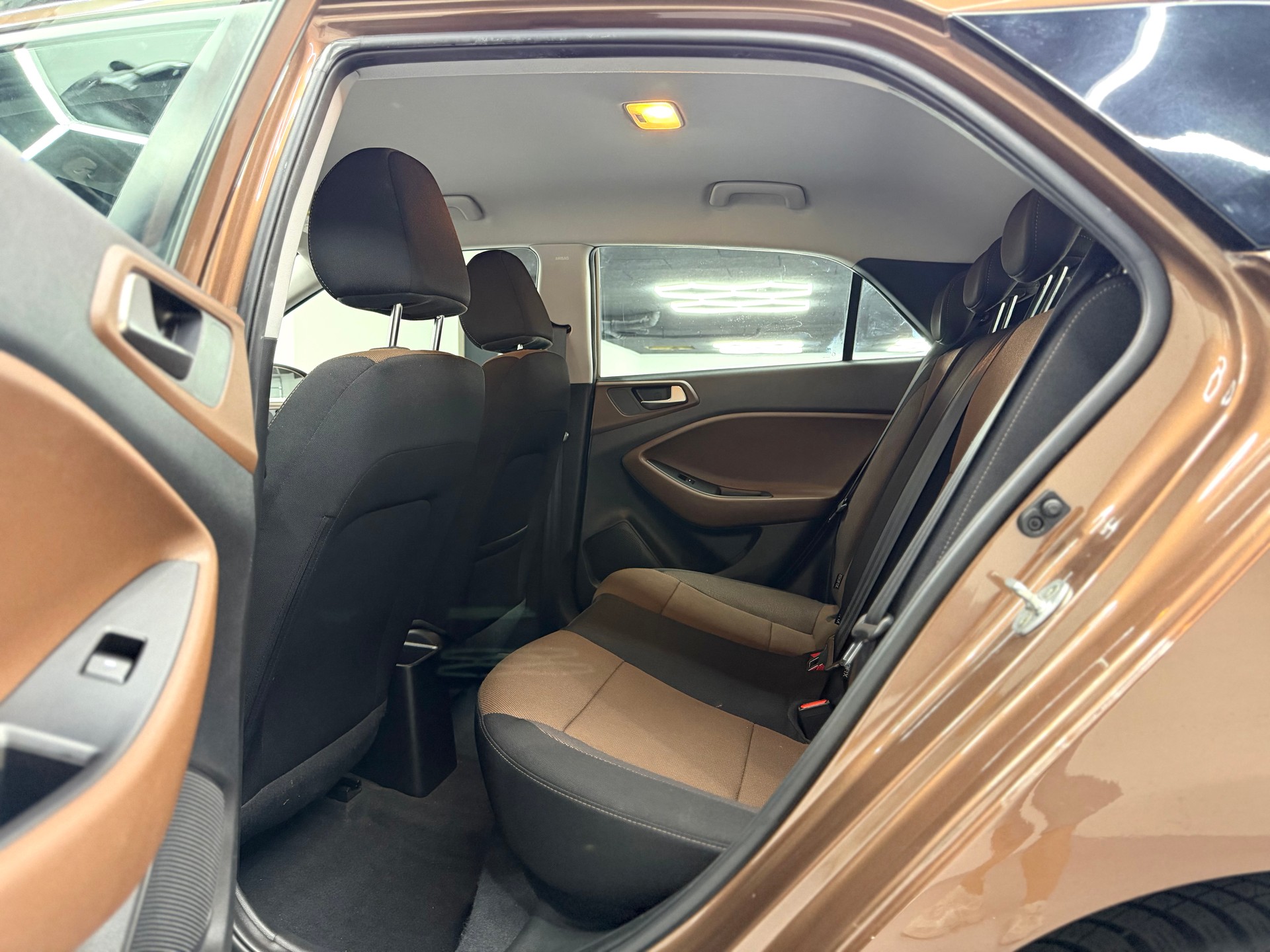 HYUNDAI i20 1.4 Amplia Automatic-image-12