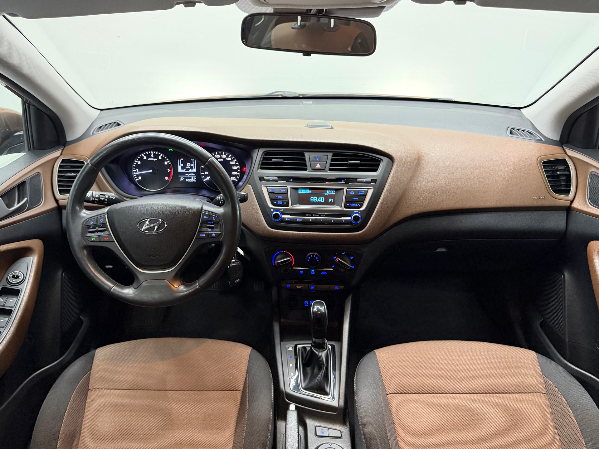 HYUNDAI i20 1.4 Amplia Automatic-image-10
