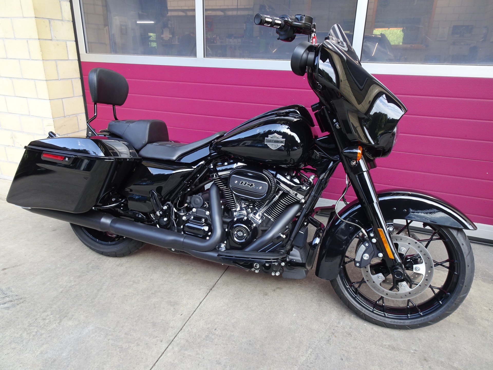 HARLEY-DAVIDSON FLHXS Street Glide Special Black Finish 114-showroom-element-2