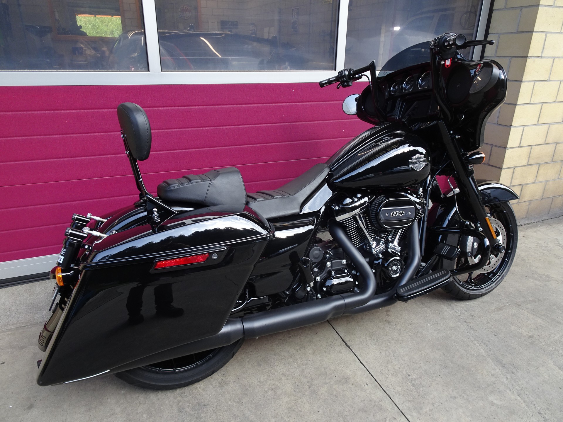 HARLEY-DAVIDSON FLHXS Street Glide Special Black Finish 114-showroom-element-3