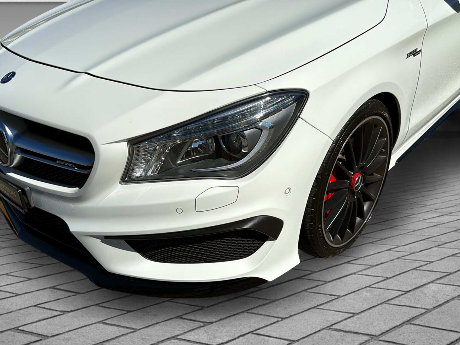 MERCEDES-BENZ CLA 45 AMG 4m Shooting Brake-showroom-element-1