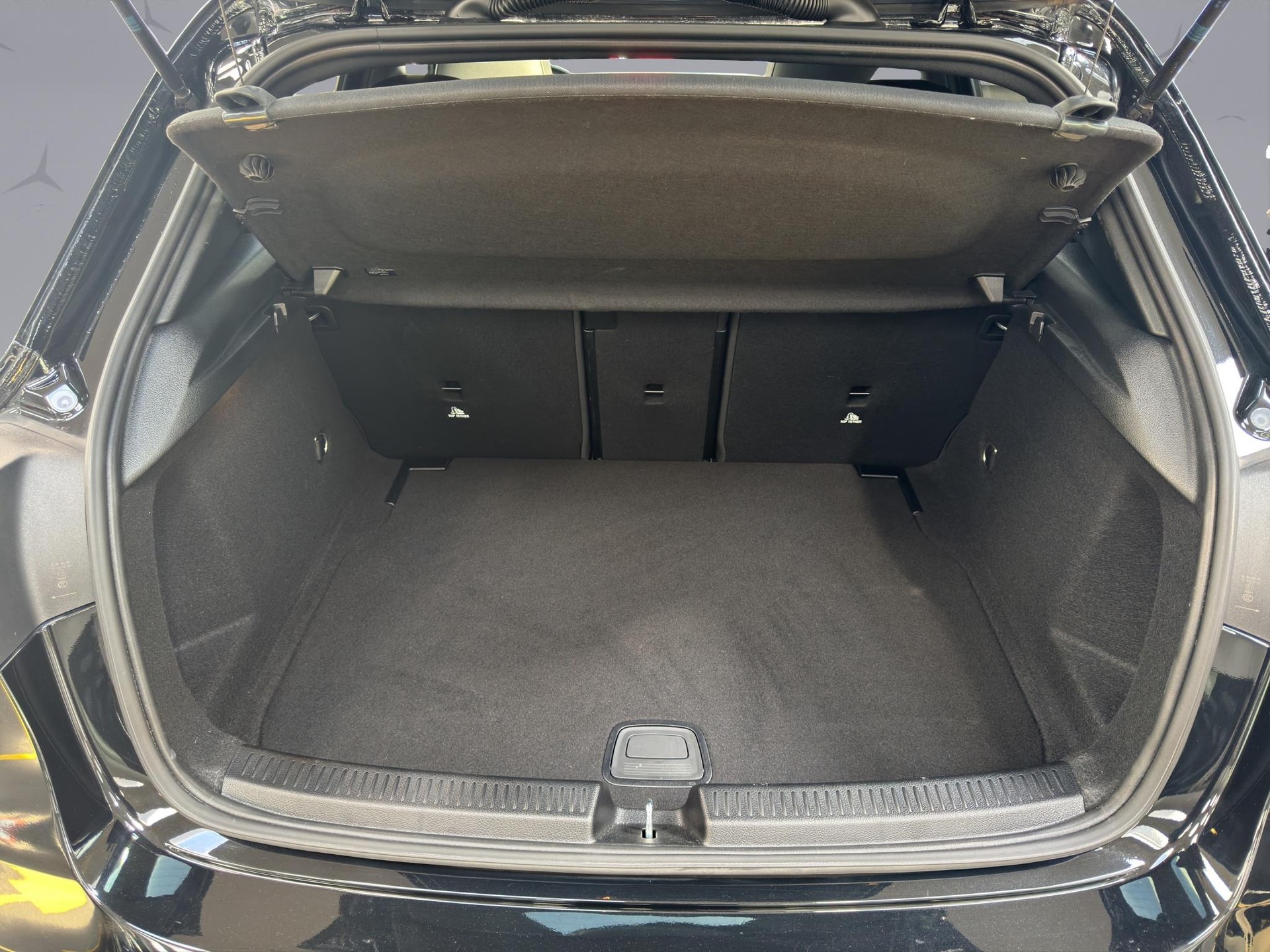 MERCEDES-BENZ A-Klasse W177 A 220 AMG Line 4m-image-17