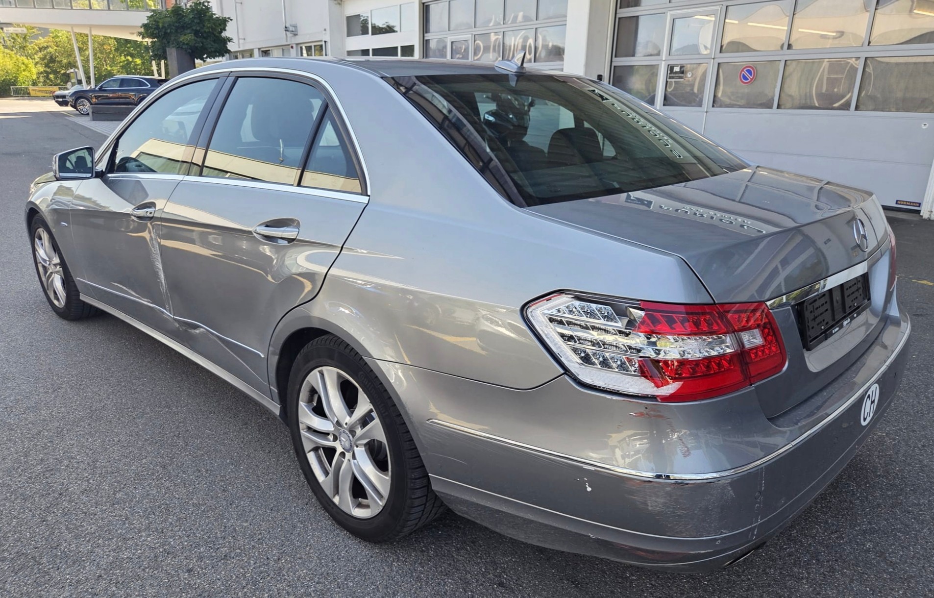 MERCEDES-BENZ E 200 CGI BlueEfficiency Avantgarde 7G-Tronic-image-3