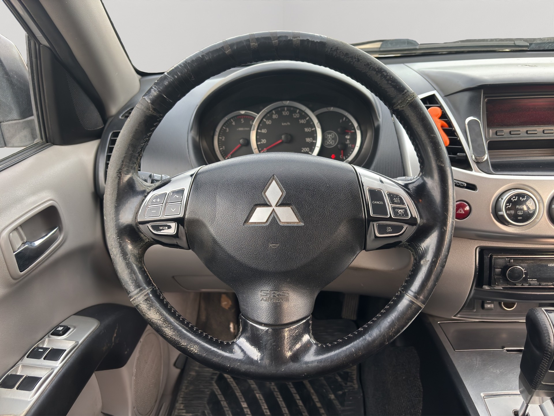 MITSUBISHI L 200 2.5 DID HP Jubilé 35 Double Cab A-image-12