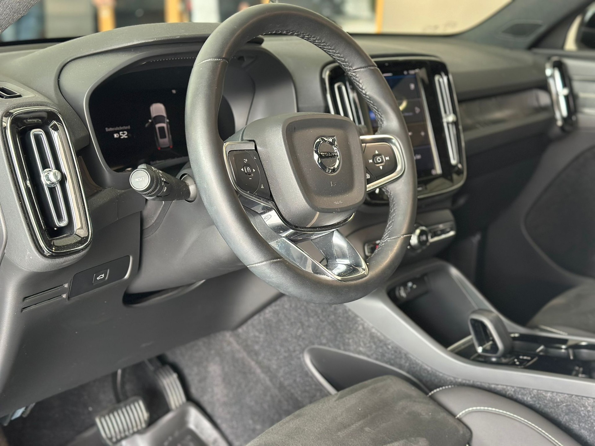 VOLVO XC40 Recharge P8 Twin AWD Pure Electric Plus-image-12