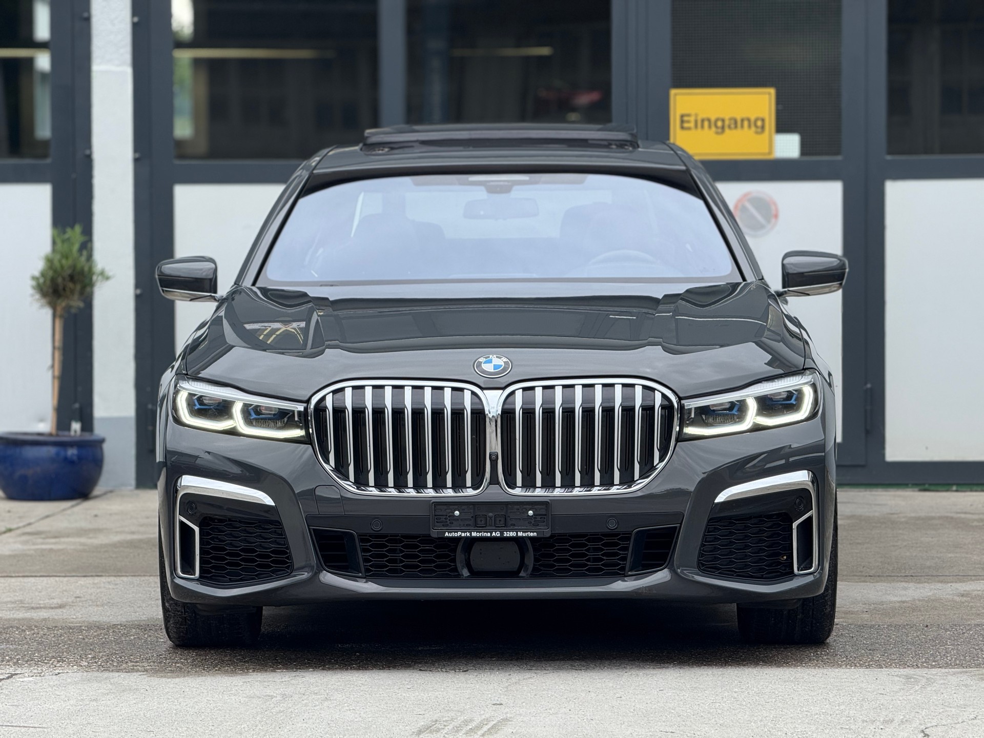 BMW 750Li xDrive Steptronic-showroom-element-2