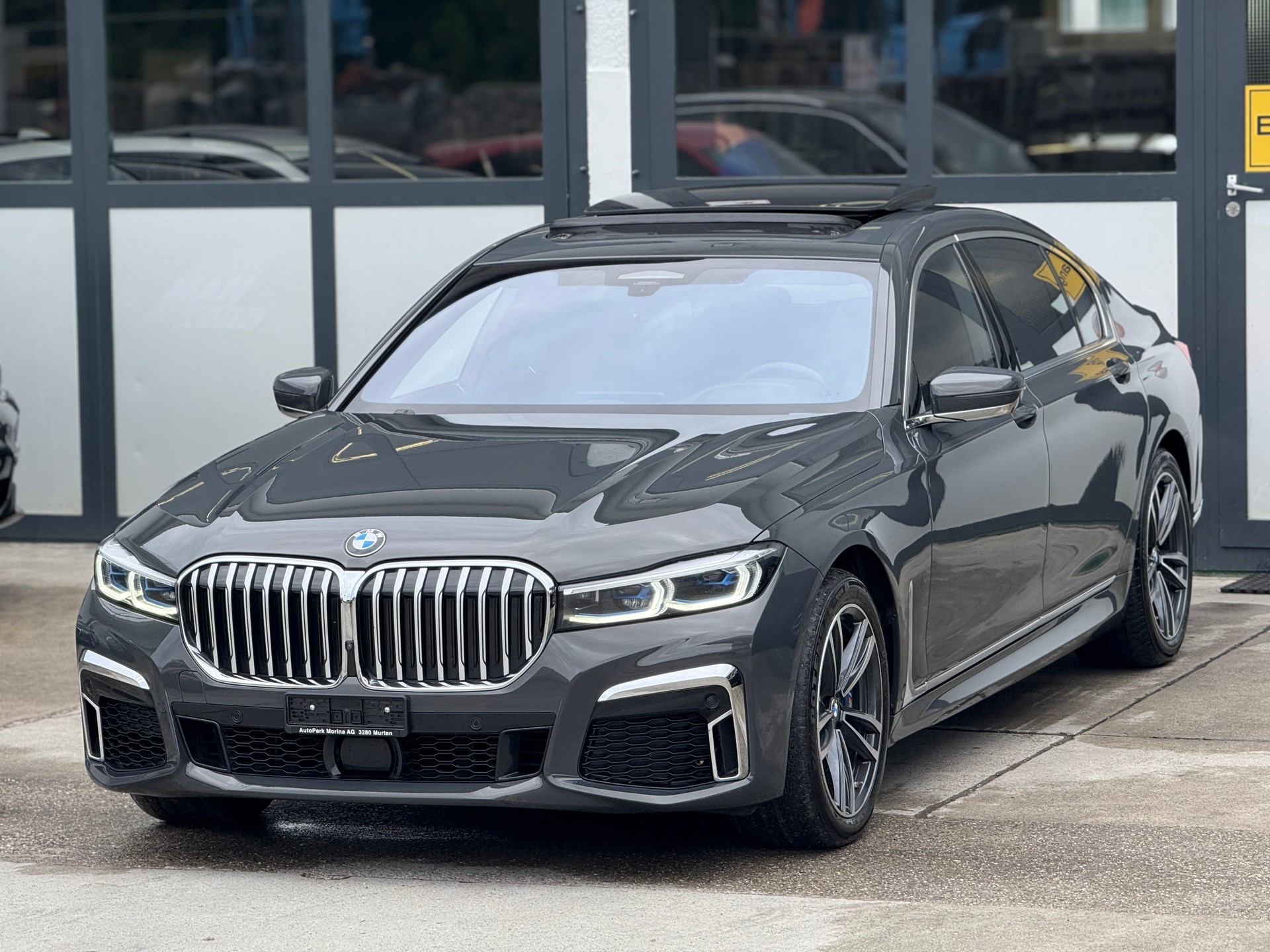 BMW 750Li xDrive Steptronic-showroom-element-1