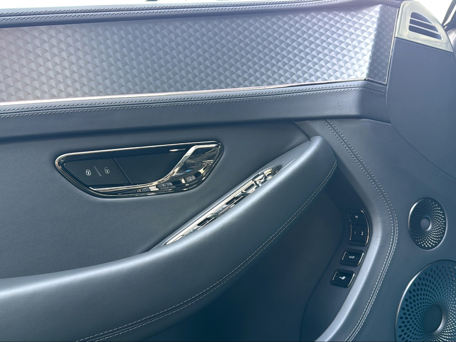 BENTLEY GT V8 Hybrid Black Design-image-12