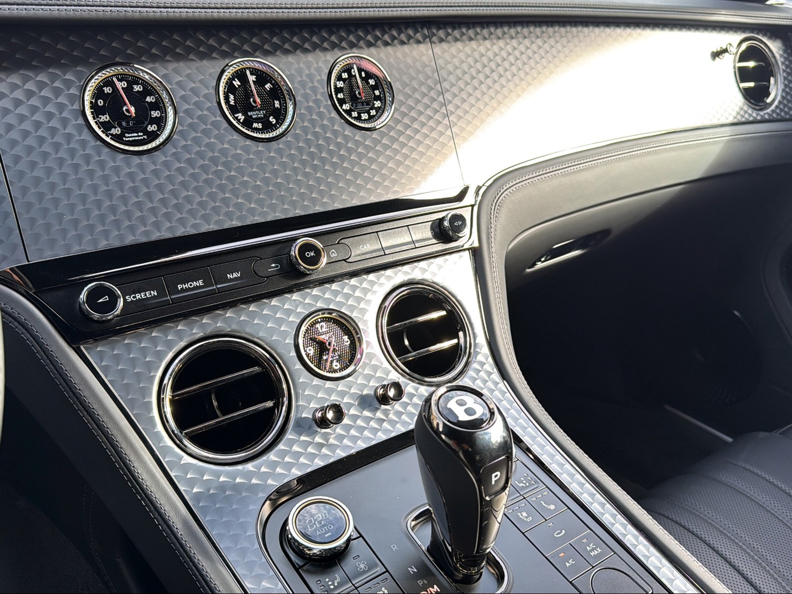 BENTLEY GT V8 Hybrid Black Design-image-14