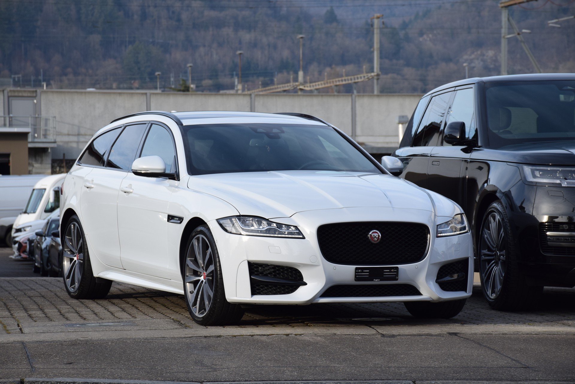 JAGUAR XF Sportbrake 20d R-Sport AWD Automatic LIMITED EDITION-image-2