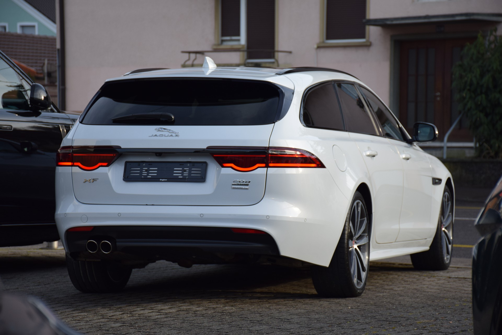 JAGUAR XF Sportbrake 20d R-Sport AWD Automatic LIMITED EDITION-image-6