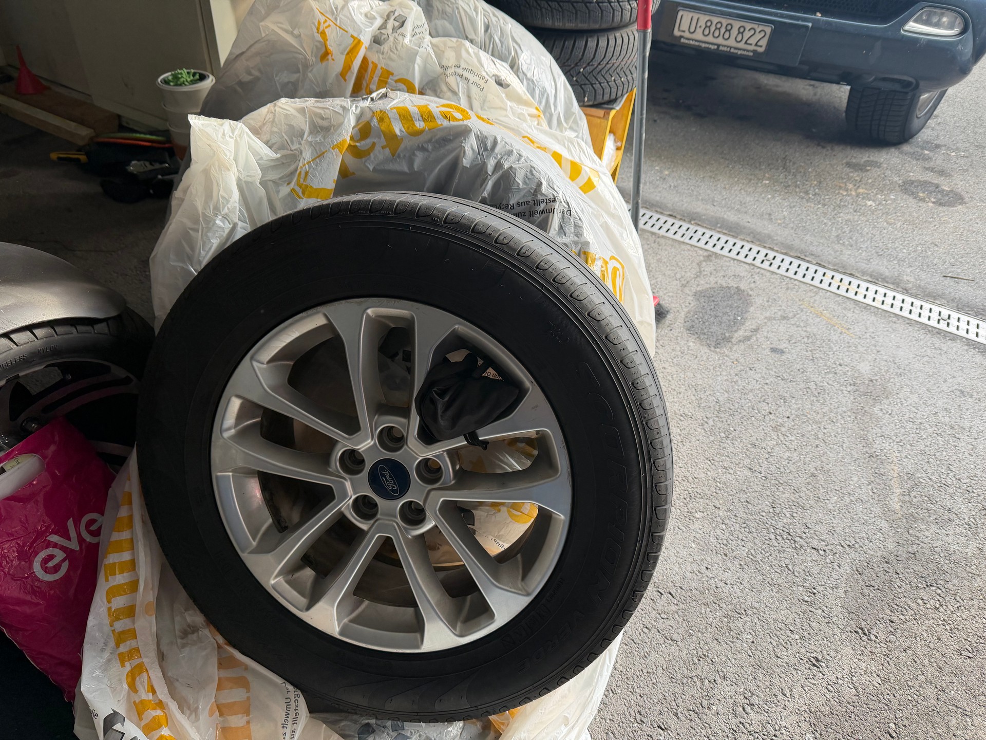FORD Kuga 2.5 FHEV Titanium 4WD-image-10