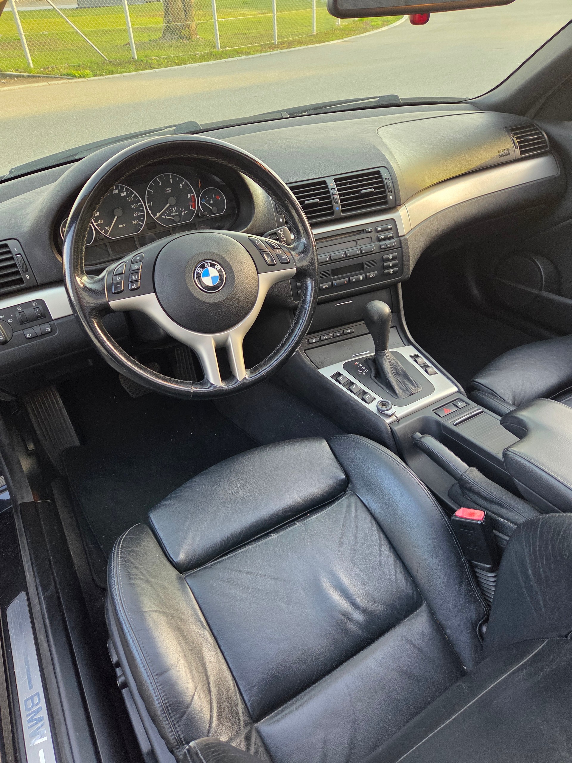 BMW 330Ci Cabriolet-image-9
