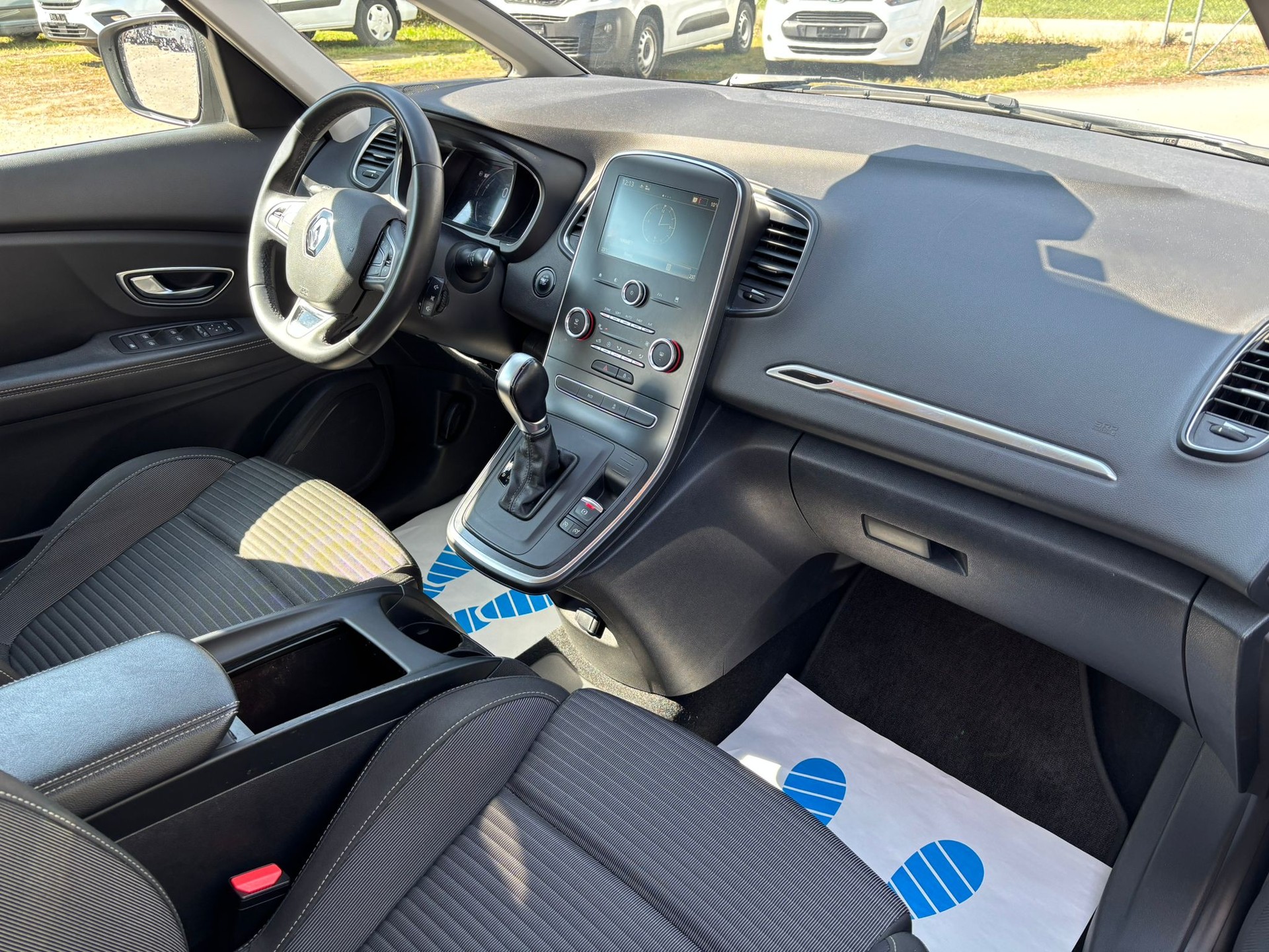 RENAULT Scénic 1.8 dCi Zen EDC-image-9