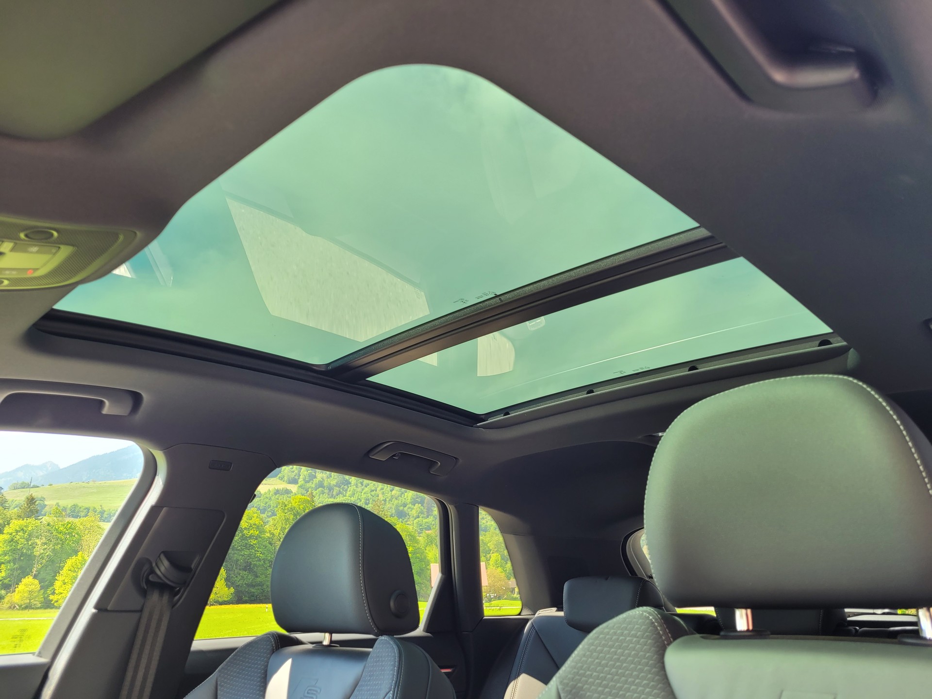 AUDI Q3 35 TFSI S line Attraction S-tronic *8-fach berieft + Panoramadach*-image-9