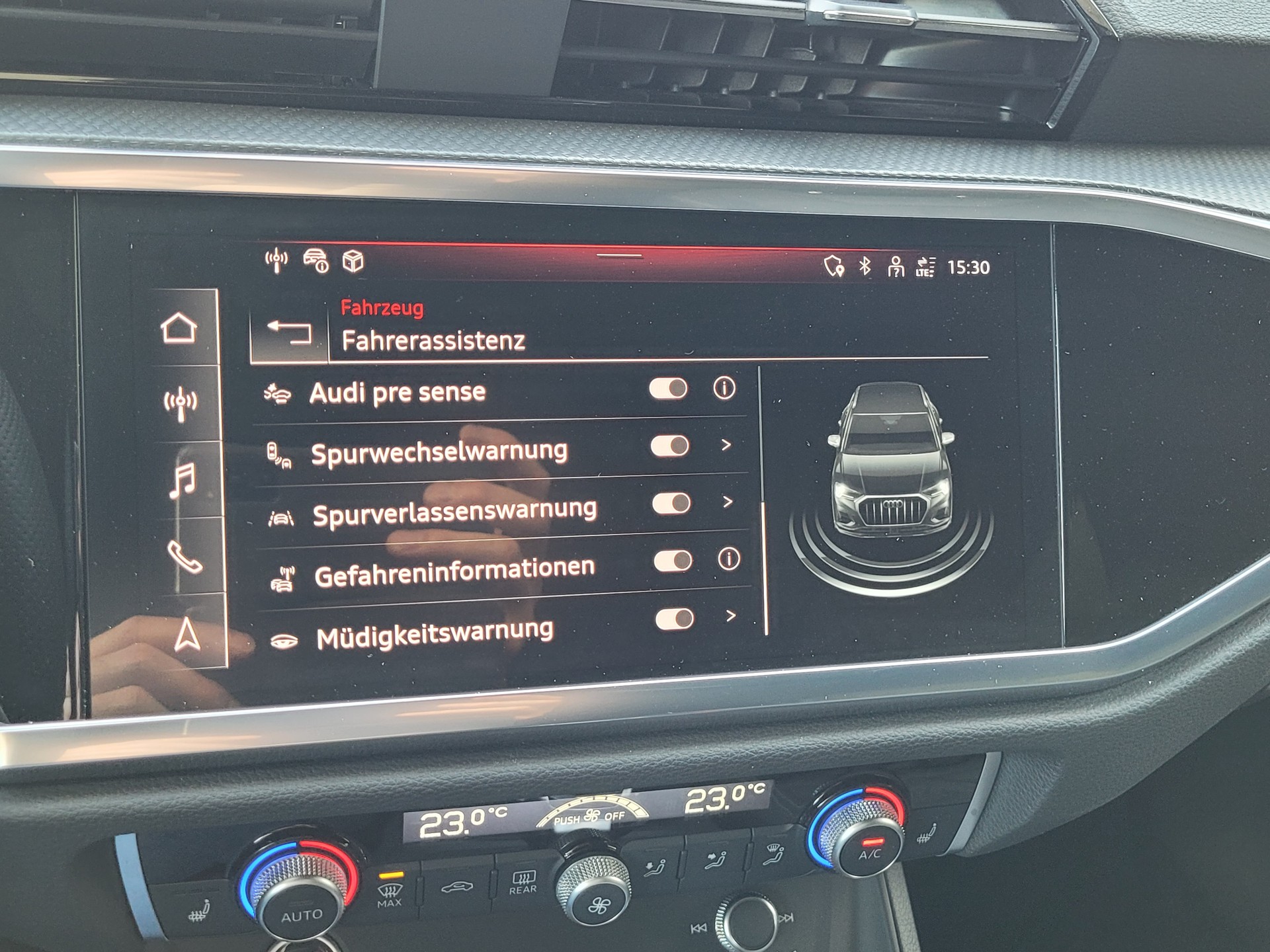 AUDI Q3 35 TFSI S line Attraction S-tronic *8-fach berieft + Panoramadach*-image-13