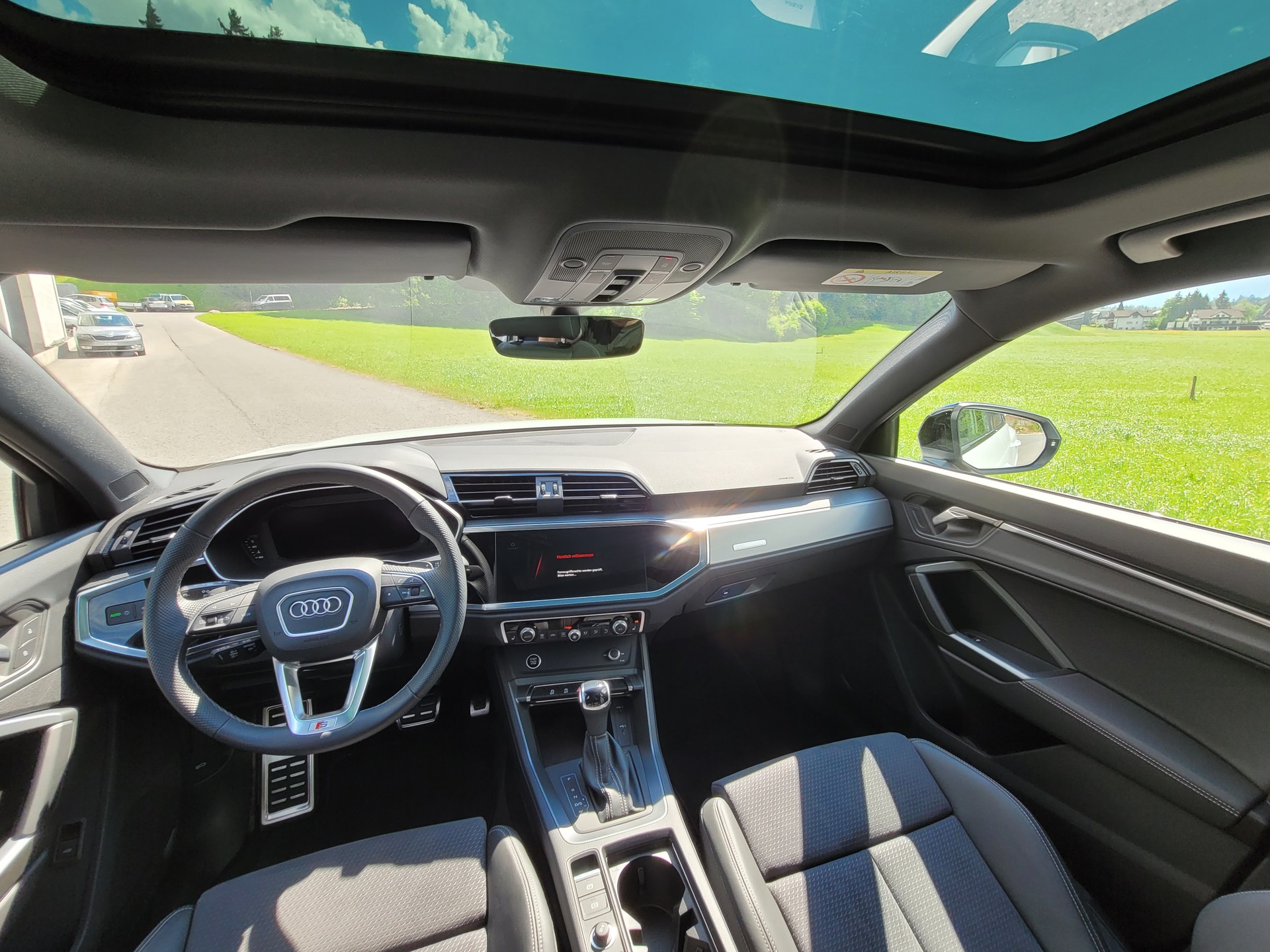 AUDI Q3 35 TFSI S line Attraction S-tronic *8-fach berieft + Panoramadach*-image-8
