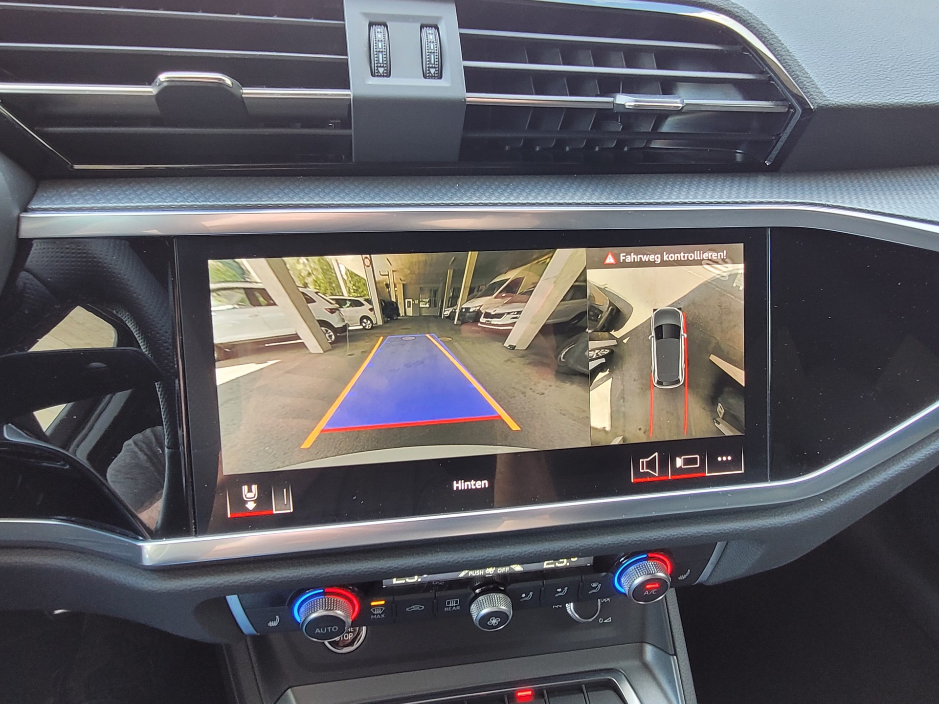 AUDI Q3 35 TFSI S line Attraction S-tronic *8-fach berieft + Panoramadach*-image-10