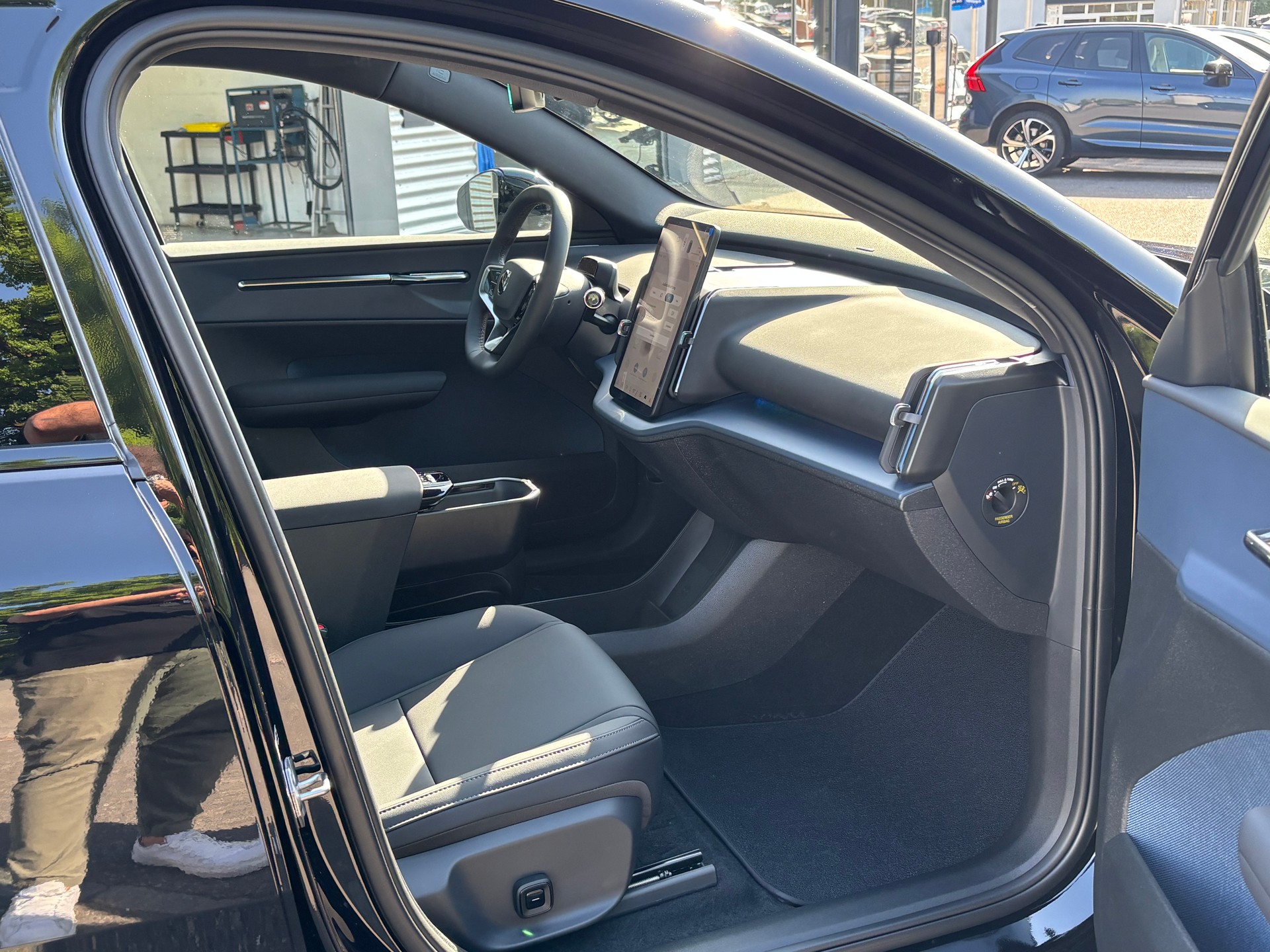 VOLVO EX30 E60 Twin Ultra Performance Sw. Black Ed. AWD-image-6