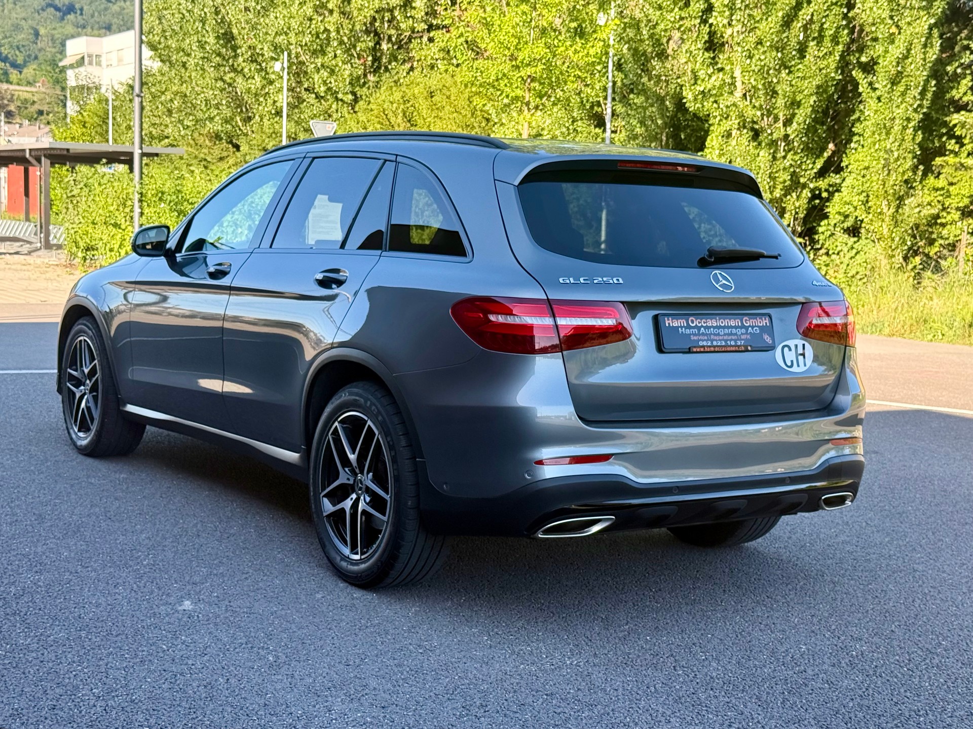 MERCEDES-BENZ GLC 250 AMG Line 4Matic 9G-Tronic-showroom-element-2
