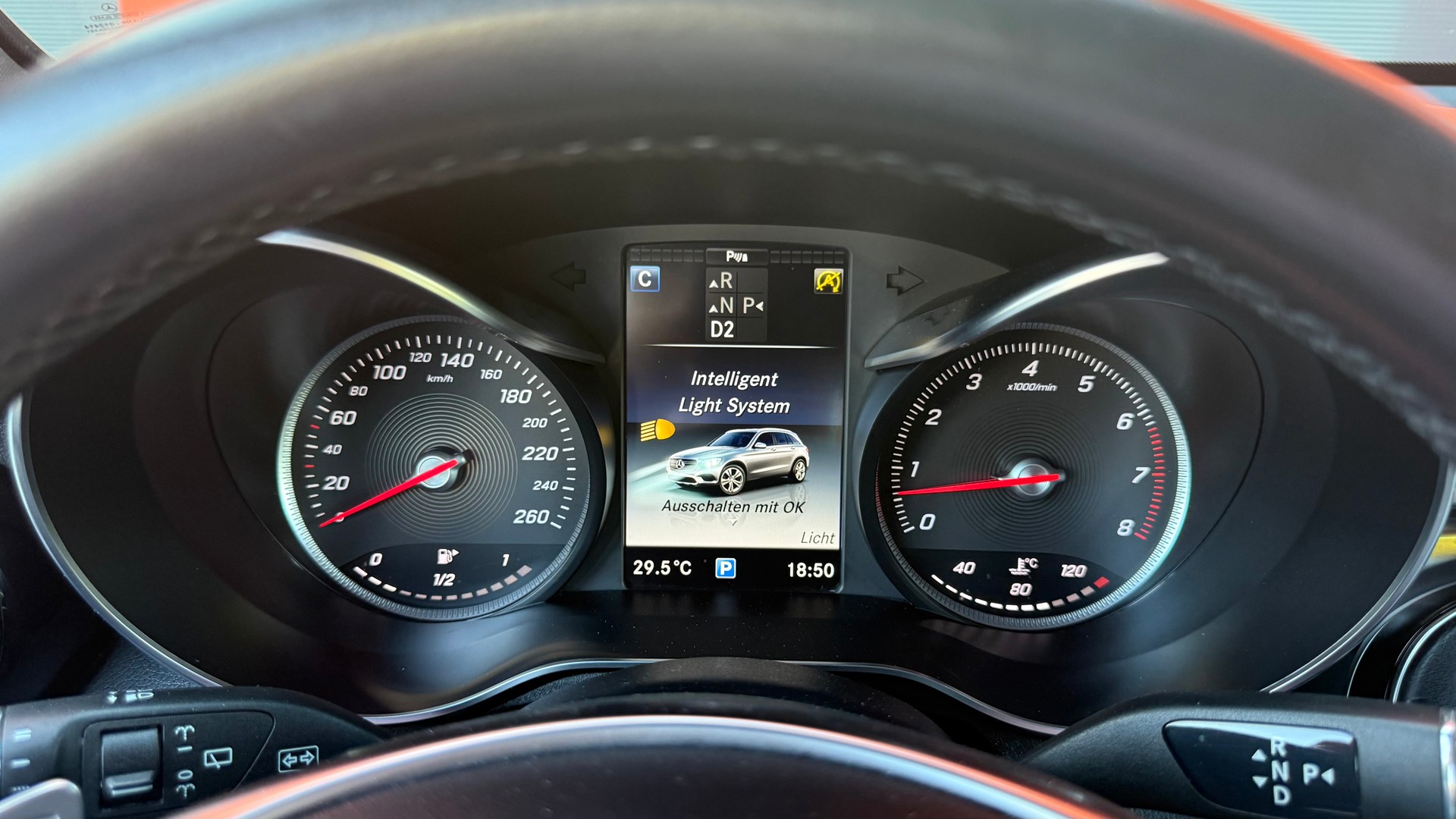 MERCEDES-BENZ GLC 250 AMG Line 4Matic 9G-Tronic-image-8