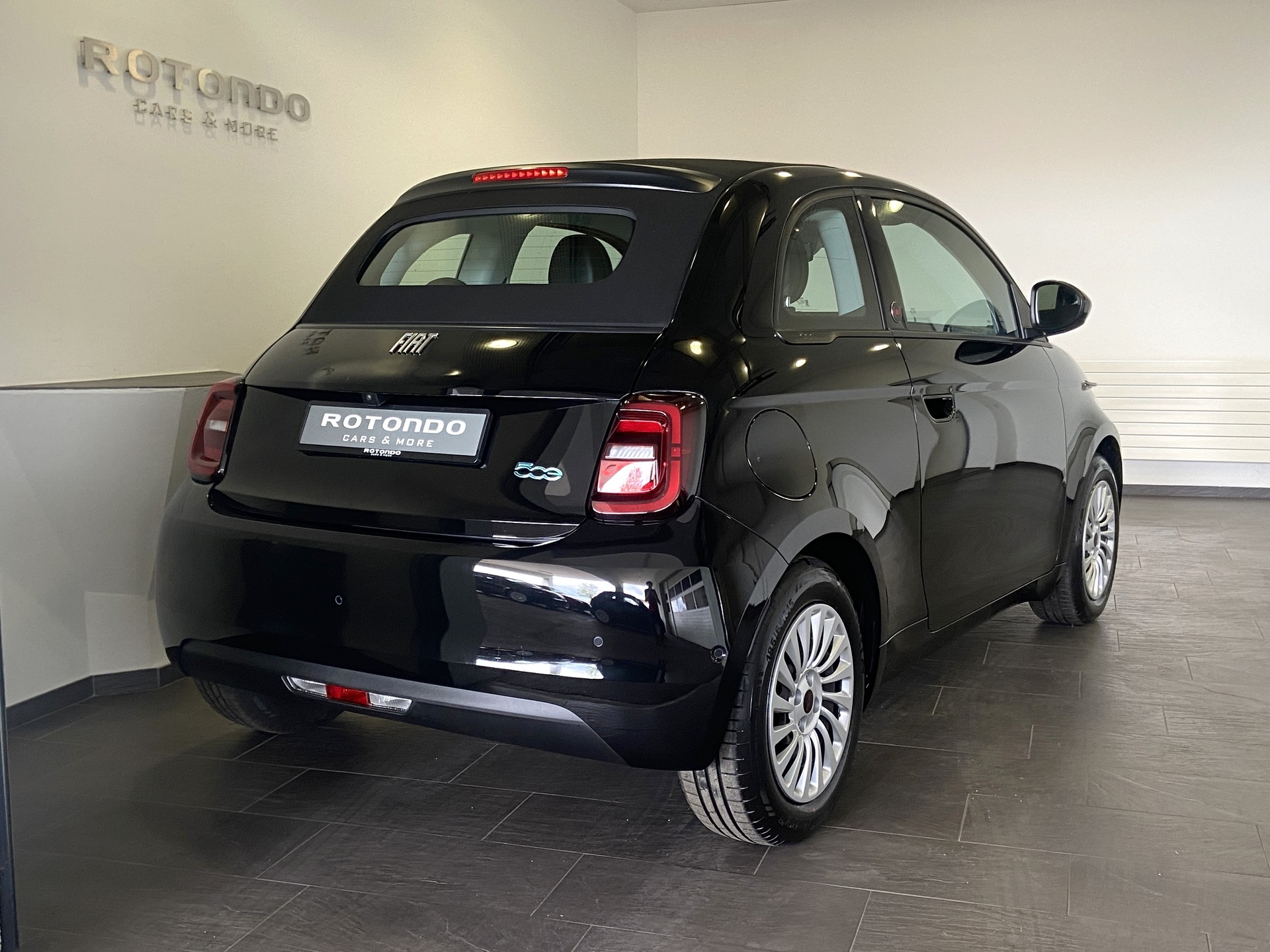 FIAT 500 C electric 87 kW Red-showroom-element-1