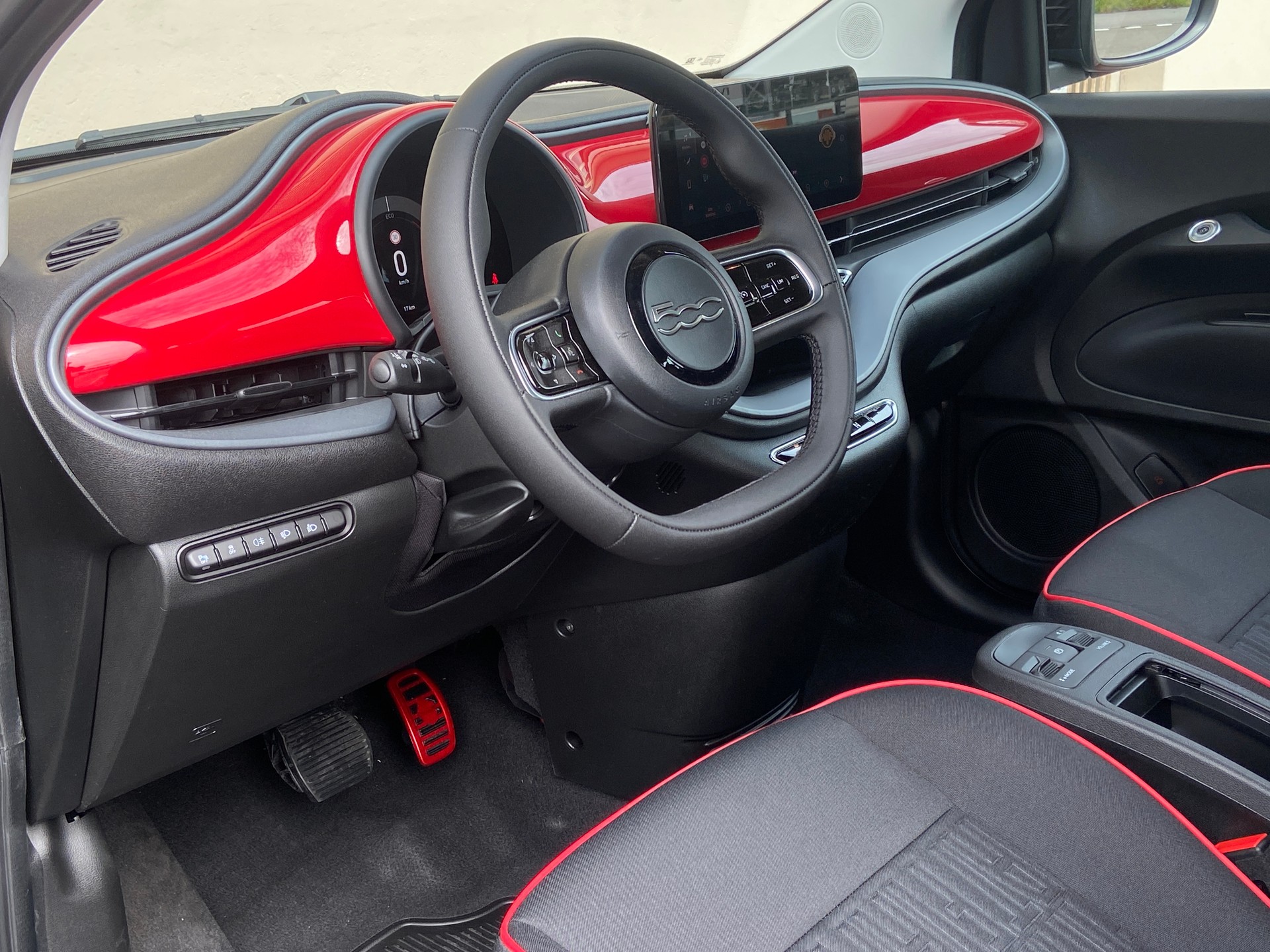 FIAT 500 C electric 87 kW Red-showroom-element-3