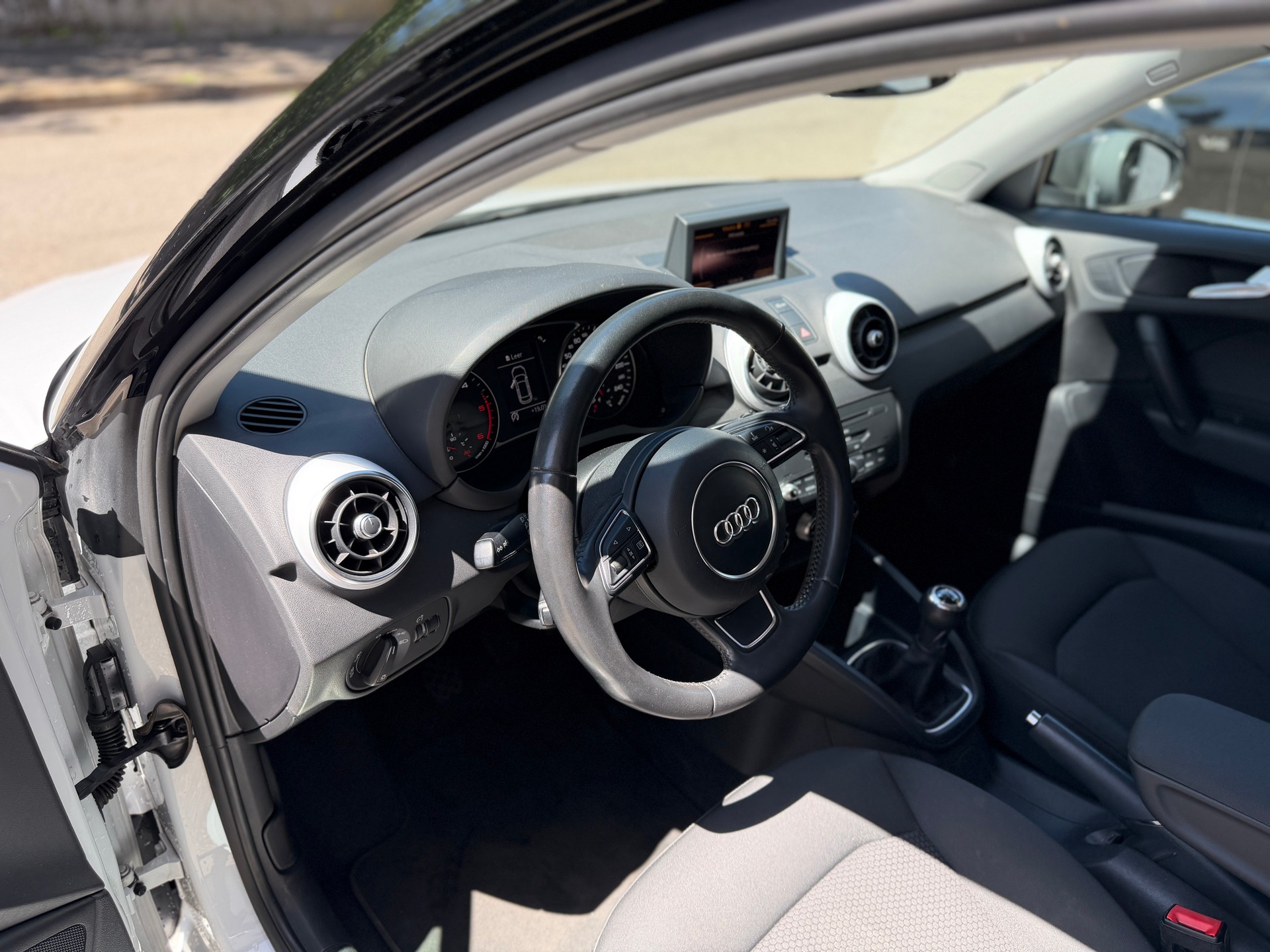 AUDI A1 Sportback 1.6 TDI Attraction S-Line-image-6