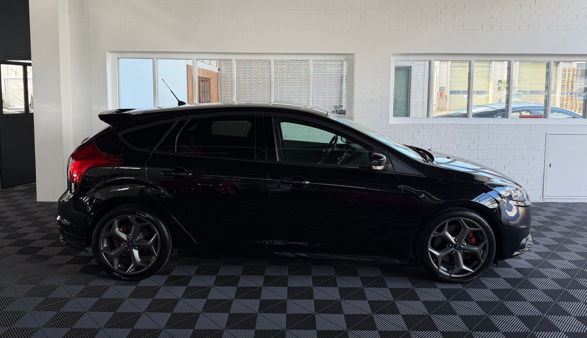 FORD Focus 2.0 SCTi ST-2 250 PS-showroom-element-1