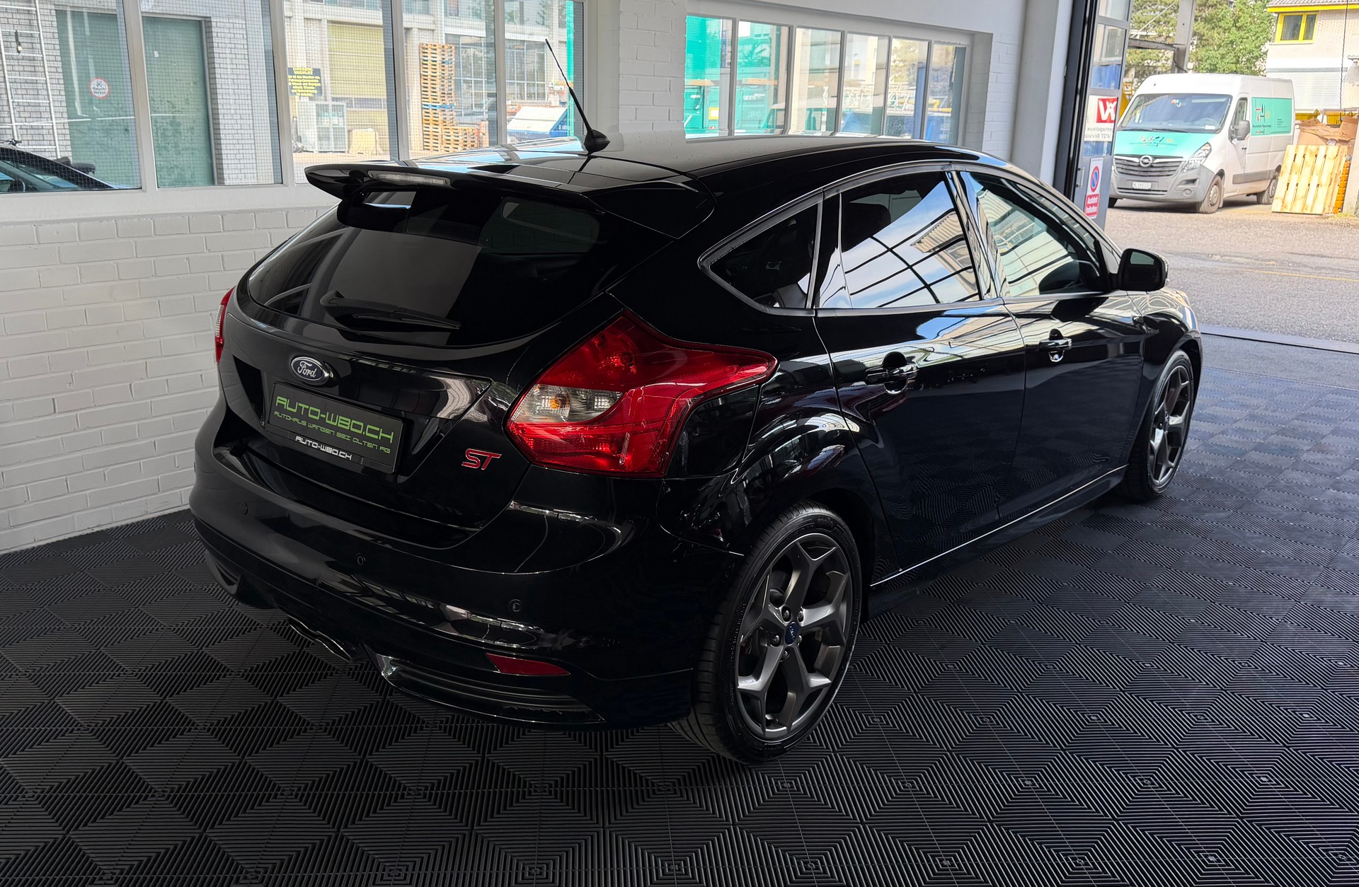 FORD Focus 2.0 SCTi ST-2 250 PS-showroom-element-2