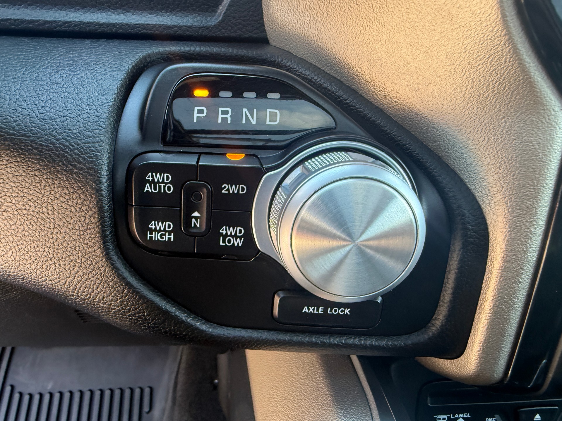 DODGE USA Ram 1500 Quad Kab. Pick-up HEMI MDS VVT Laramie 5.7, 396 PS-image-17