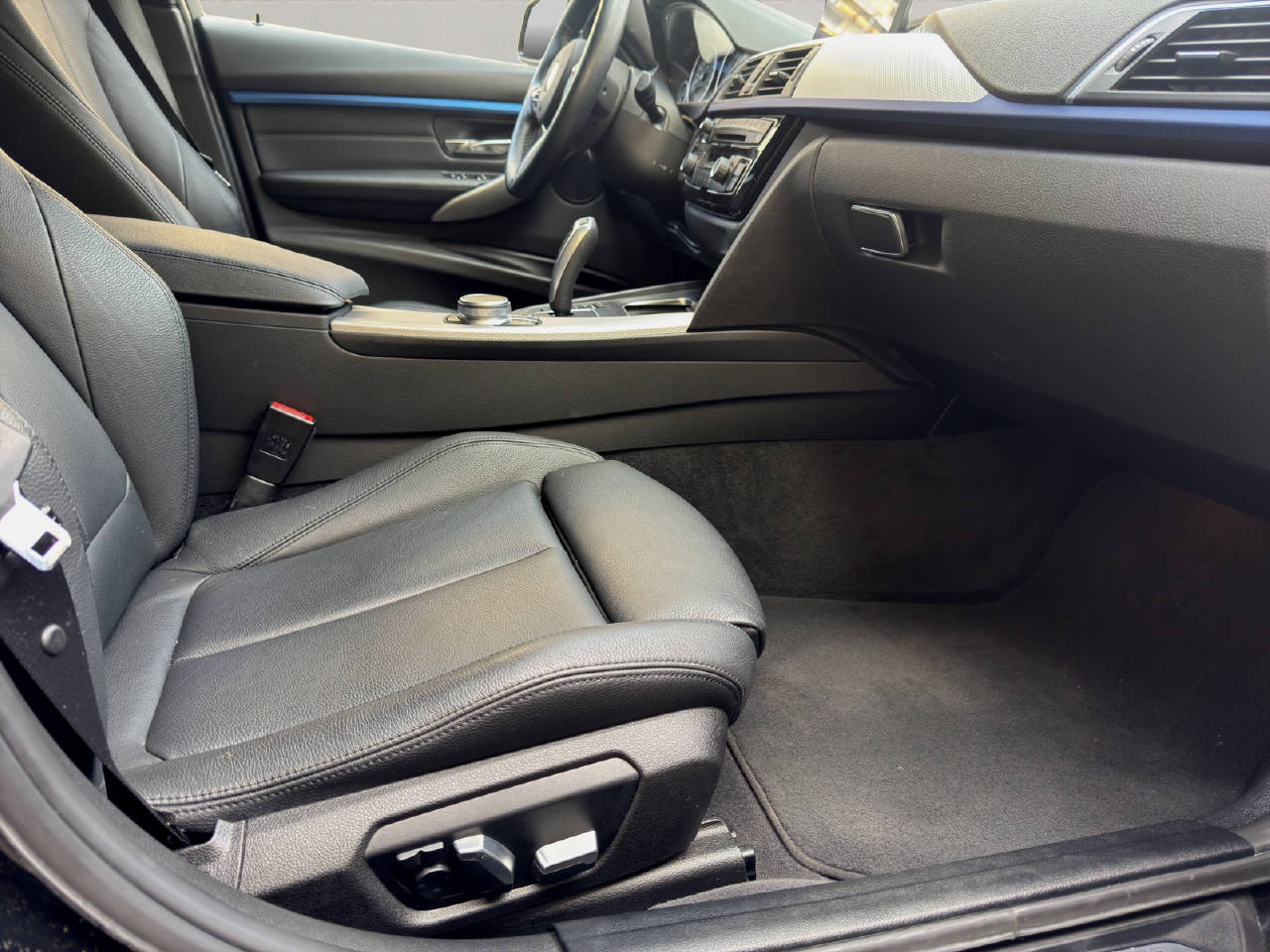BMW 320d xDrive Touring M-Packet inkl. Anhängerkupplung-image-18