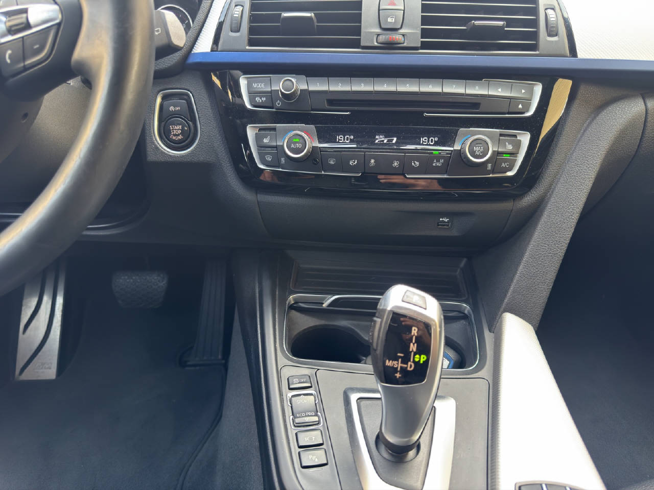 BMW 320d xDrive Touring M-Packet inkl. Anhängerkupplung-image-14