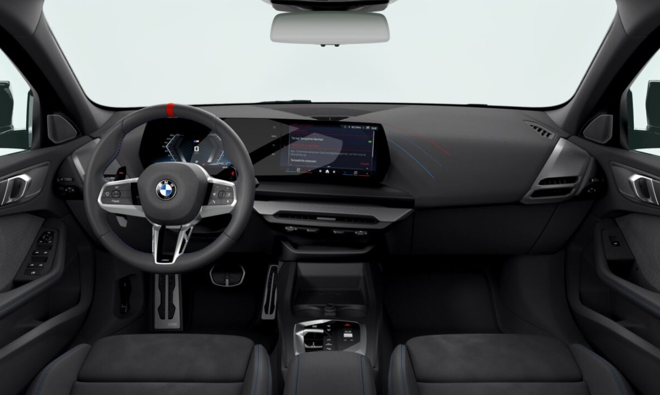 BMW M135 xDrive-showroom-element-3