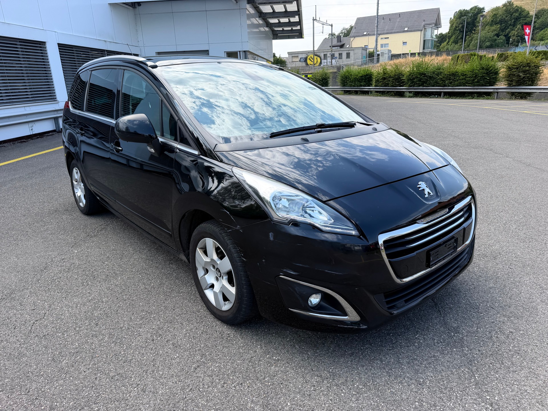 PEUGEOT 5008 1.2 Pure Tech Allure-image-1