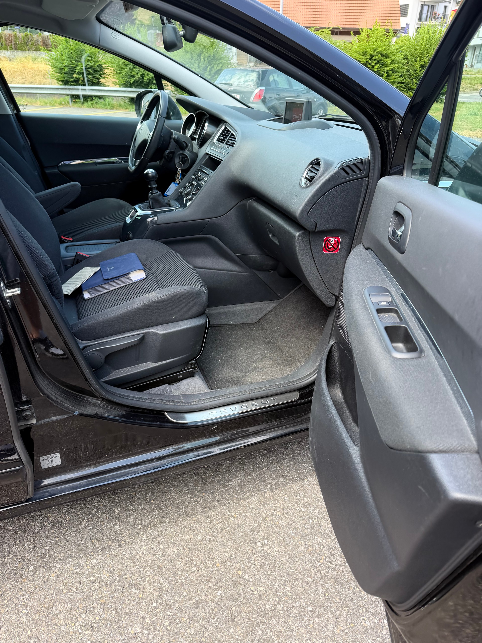 PEUGEOT 5008 1.2 Pure Tech Allure-image-6