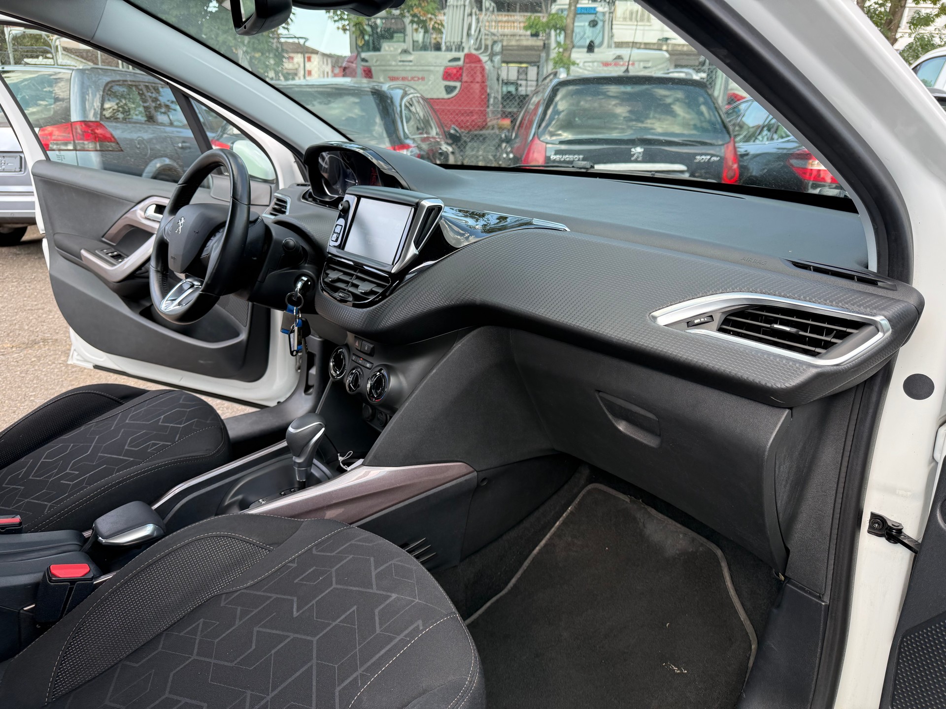 PEUGEOT 2008 1.2 PureTech Active EAT6-image-7