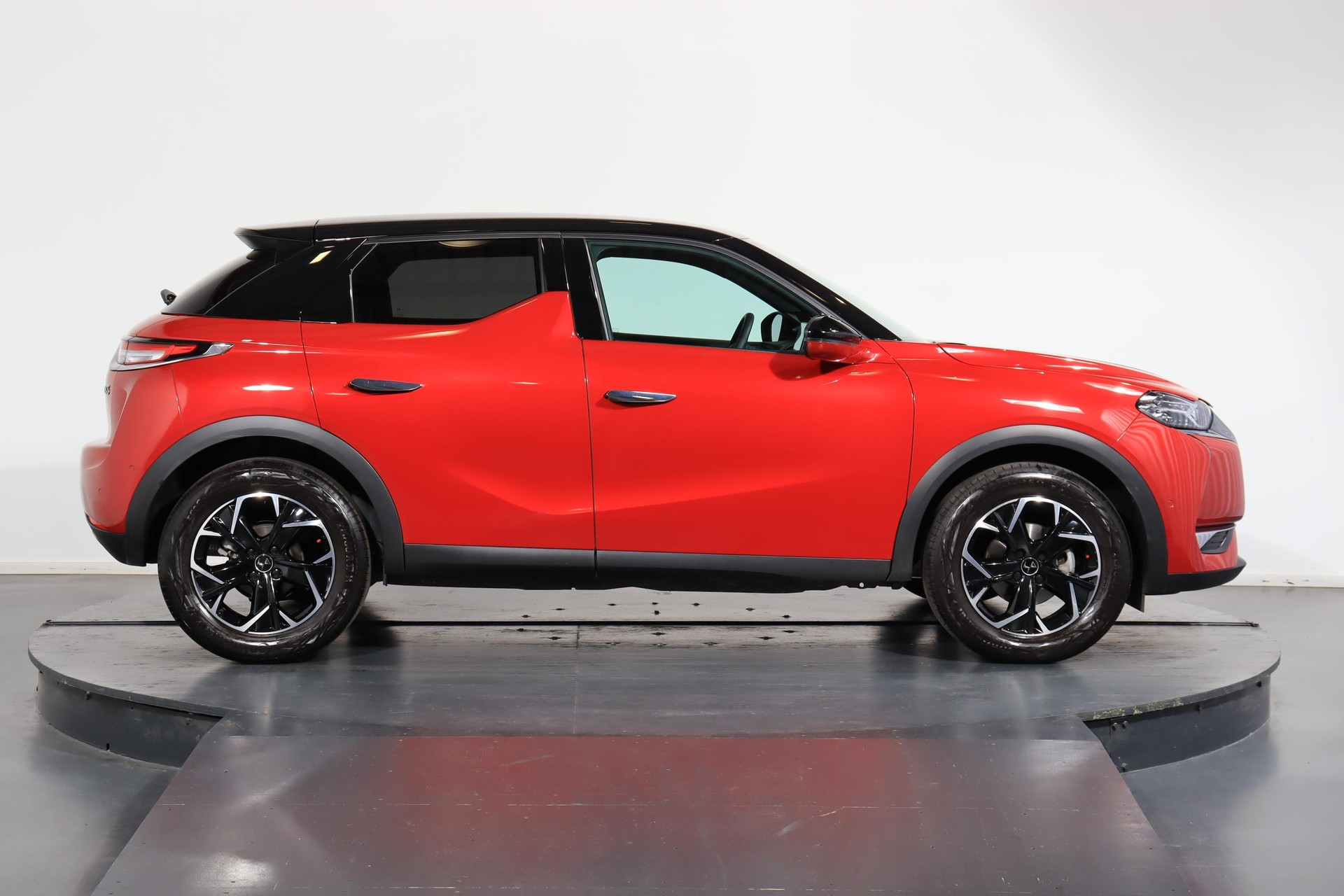 DS AUTOMOBILES 3 Crossback 1.2 PureTech 130 Bastille-showroom-element-1